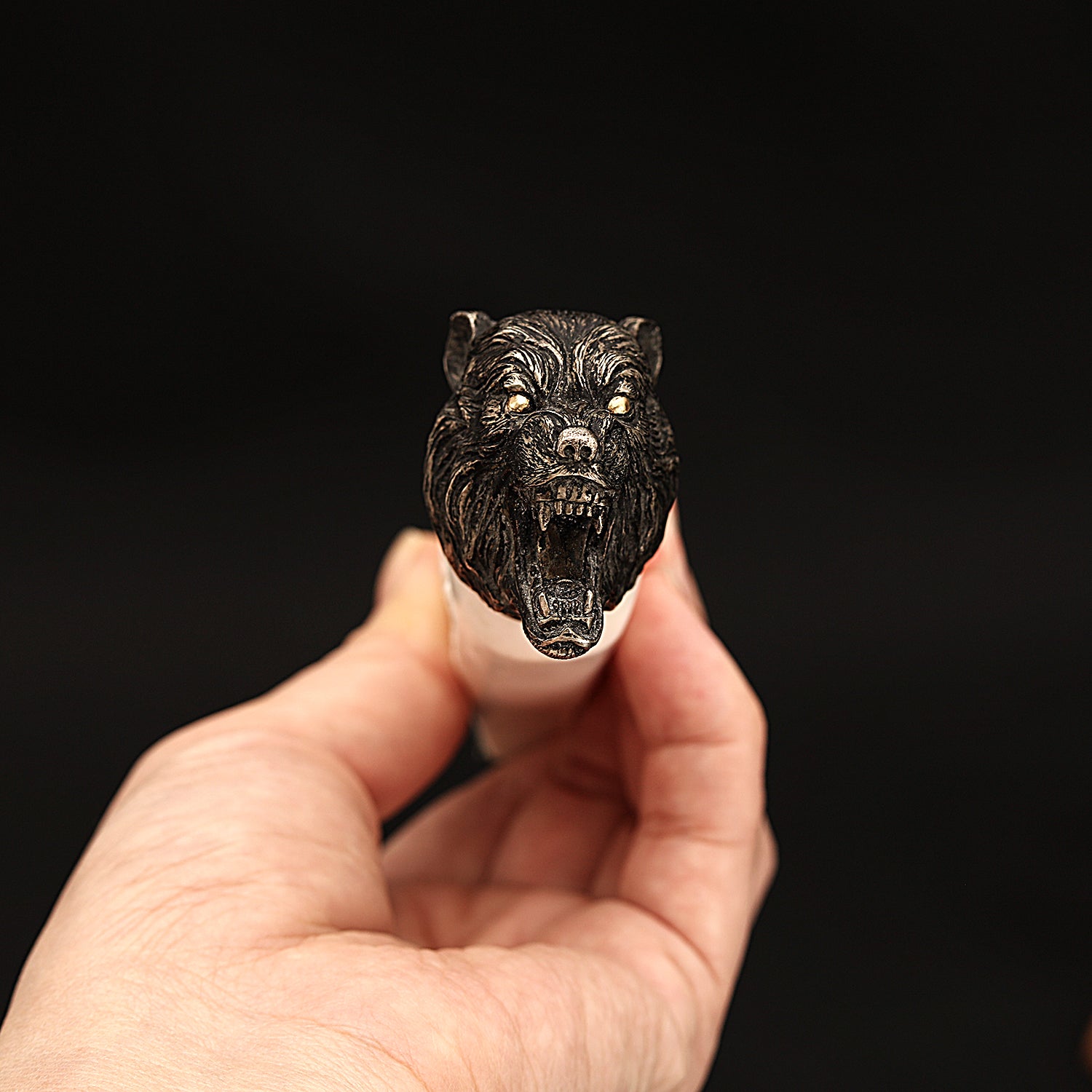 Acél vadászkés damaszkusztollal és kézzel faragott agancs nyéllel