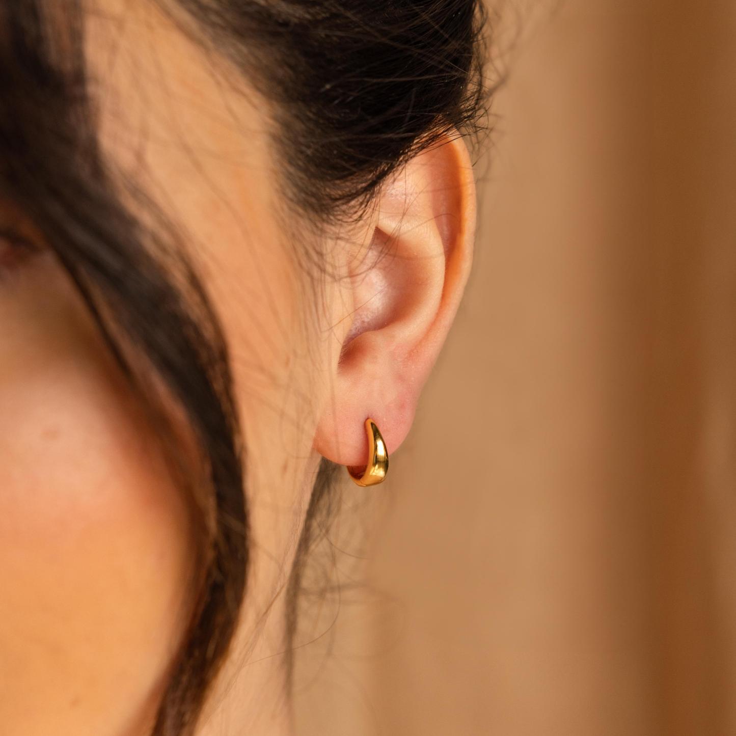 Small Huggie Hoop Earrings – Minimalist Jewelry for Everyday Wear