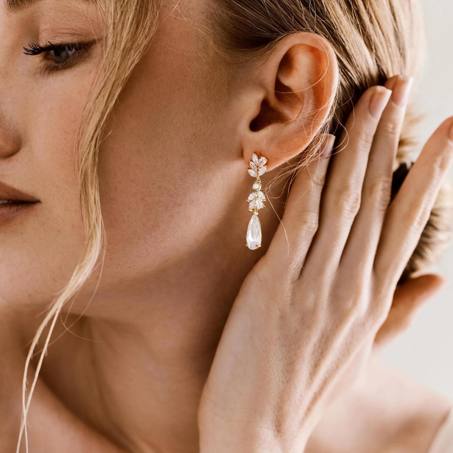 CRYSTAL DROP TEARDROP EARRINGS – VIRAL BRIDAL JEWELRY& BRIDESMAID GIFTS​