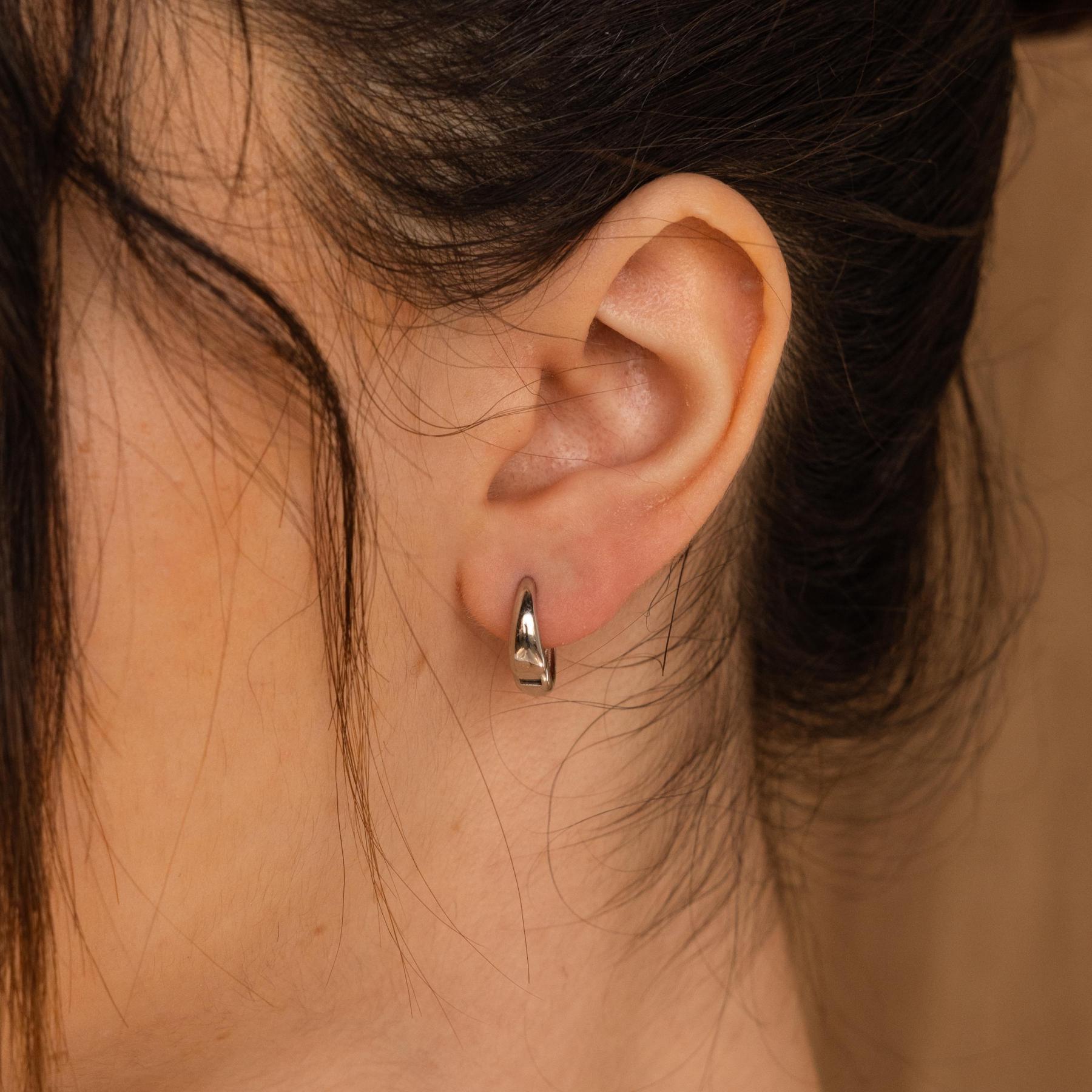 Small Huggie Hoop Earrings – Minimalist Jewelry for Everyday Wear