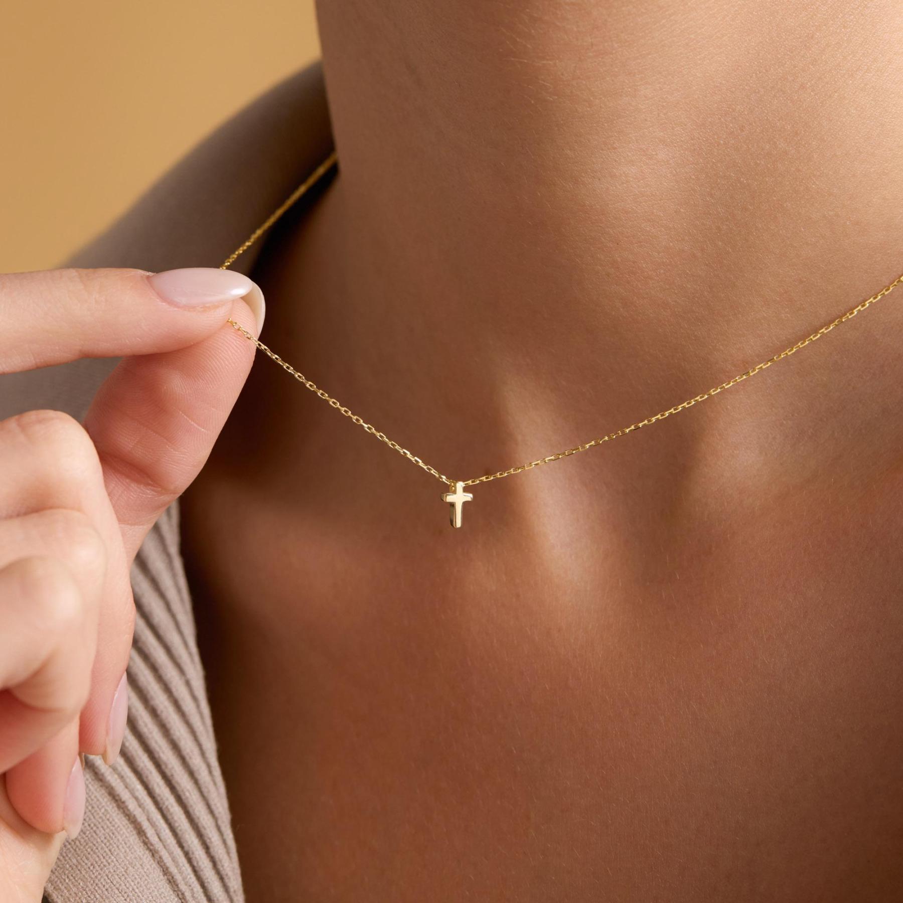 SIYAMI Dainty Cross Necklace