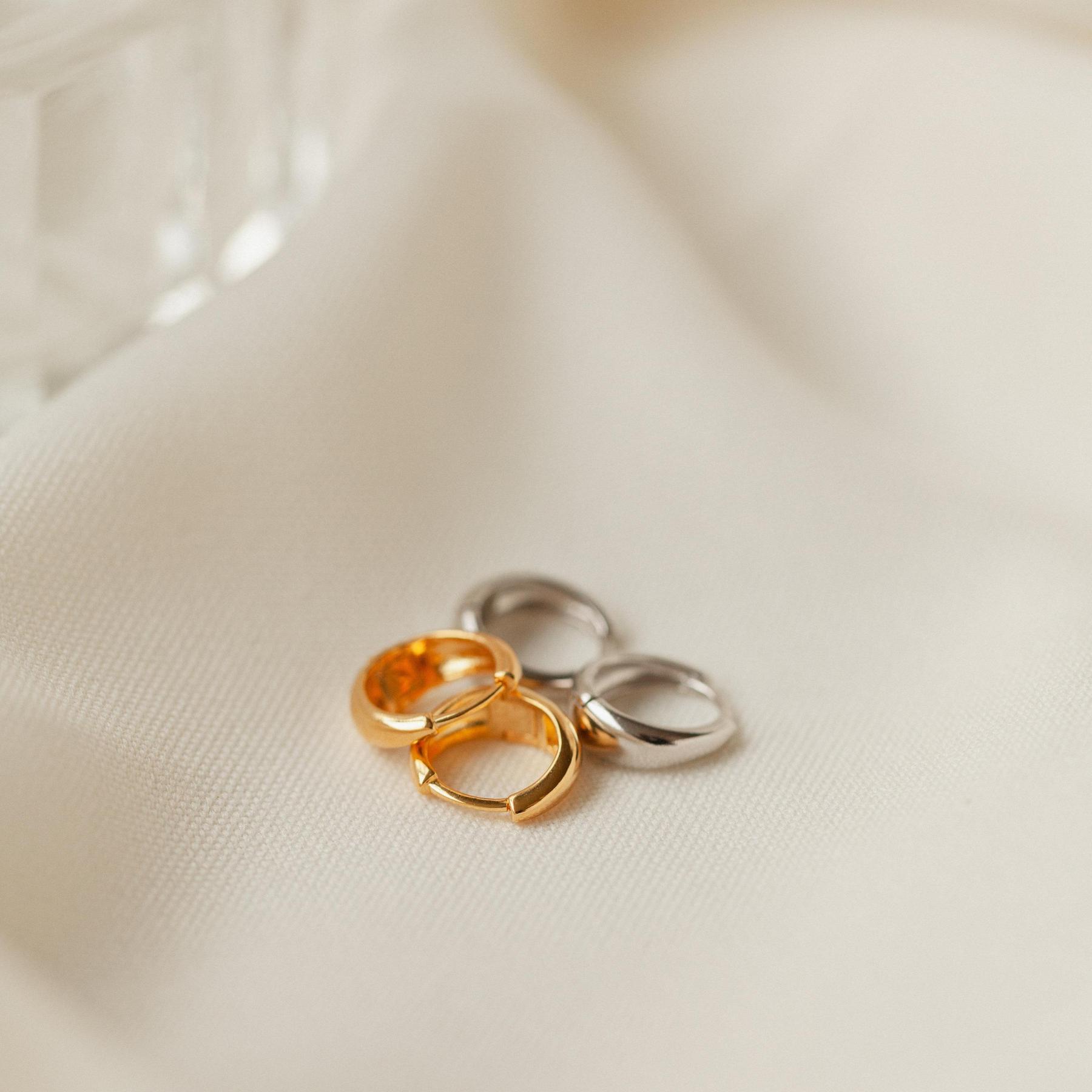 Small Huggie Hoop Earrings – Minimalist Jewelry for Everyday Wear