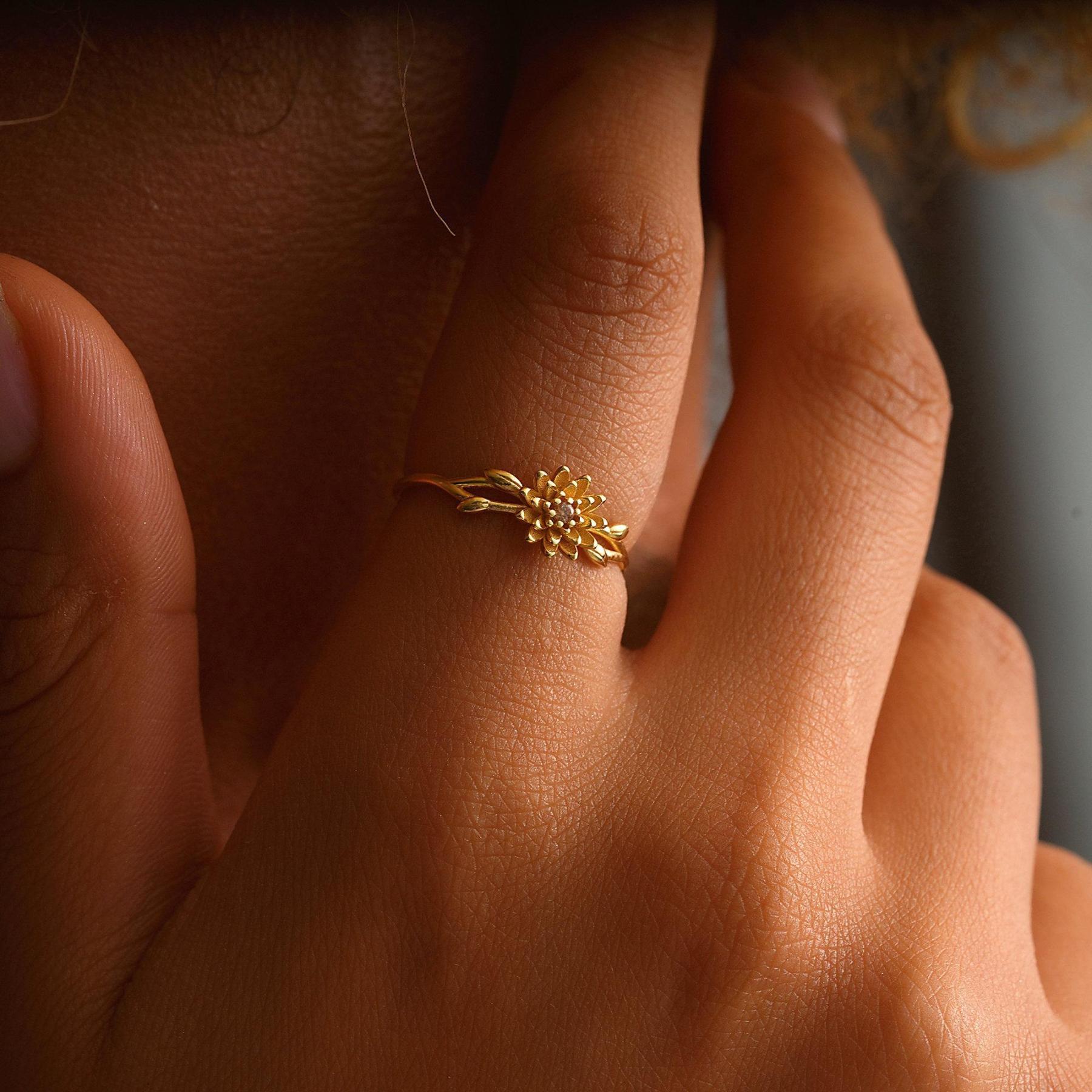 Personalized Adjustable Birth Flower Ring – A Touch of Meaningful Elegance