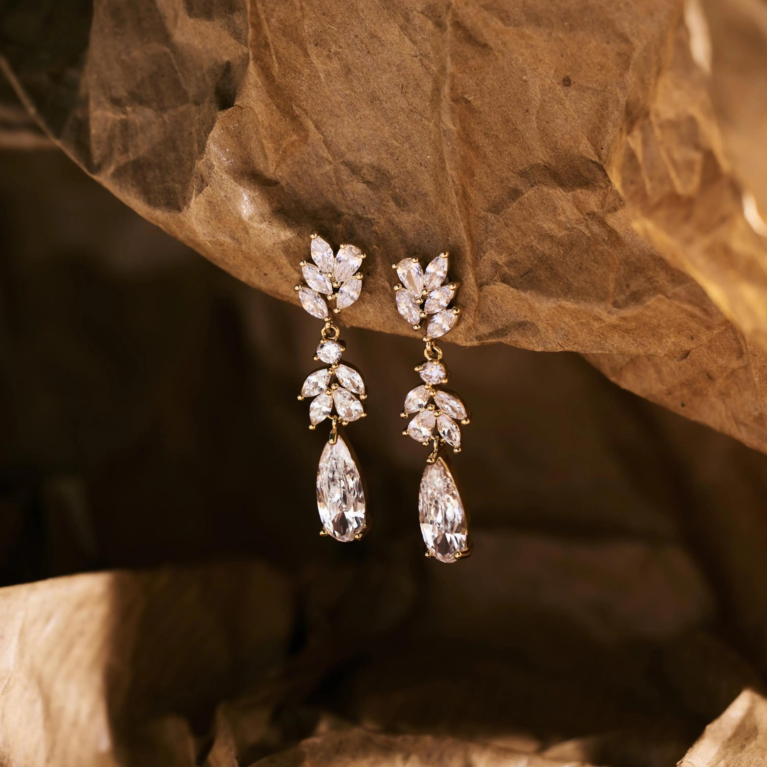 CRYSTAL DROP TEARDROP EARRINGS – VIRAL BRIDAL JEWELRY& BRIDESMAID GIFTS​