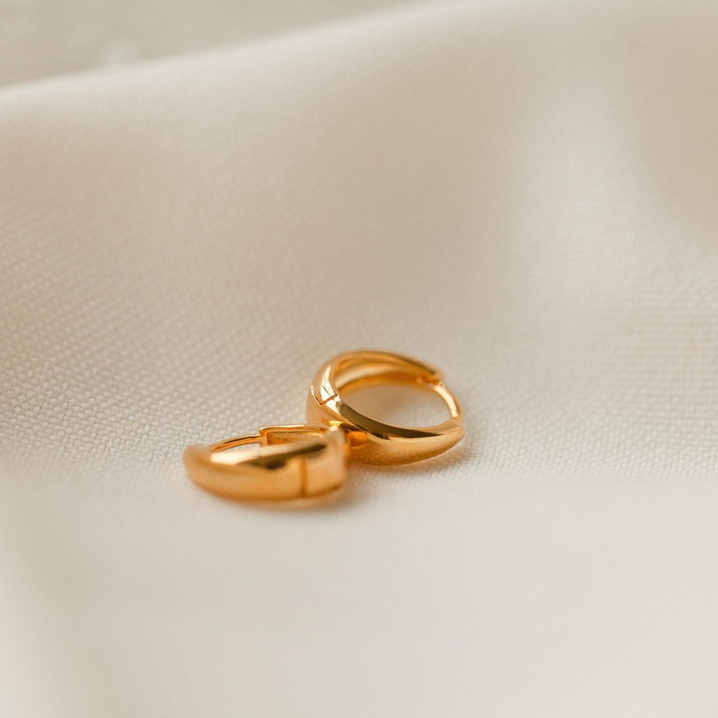 Small Huggie Hoop Earrings – Minimalist Jewelry for Everyday Wear
