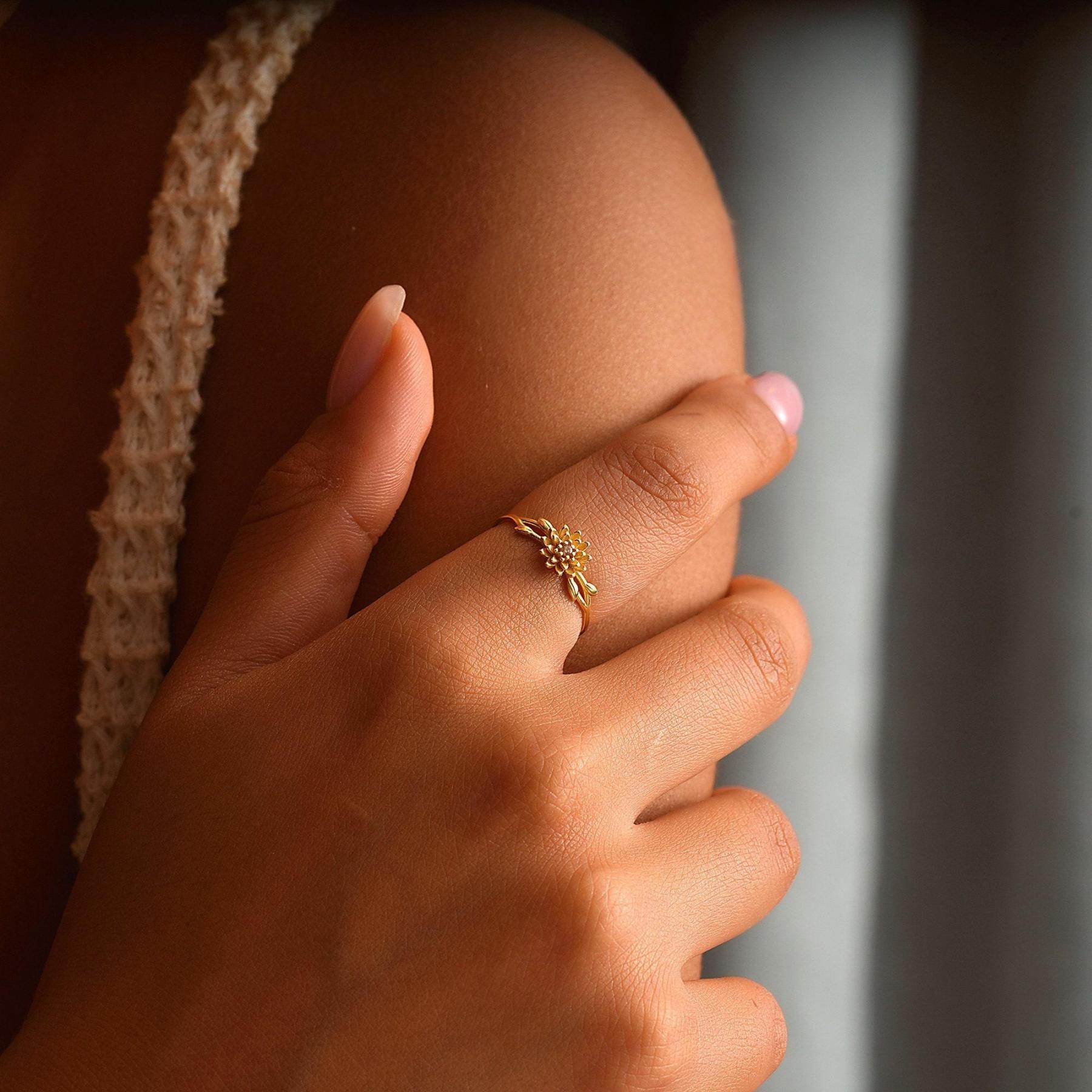 Personalized Adjustable Birth Flower Ring – A Touch of Meaningful Elegance
