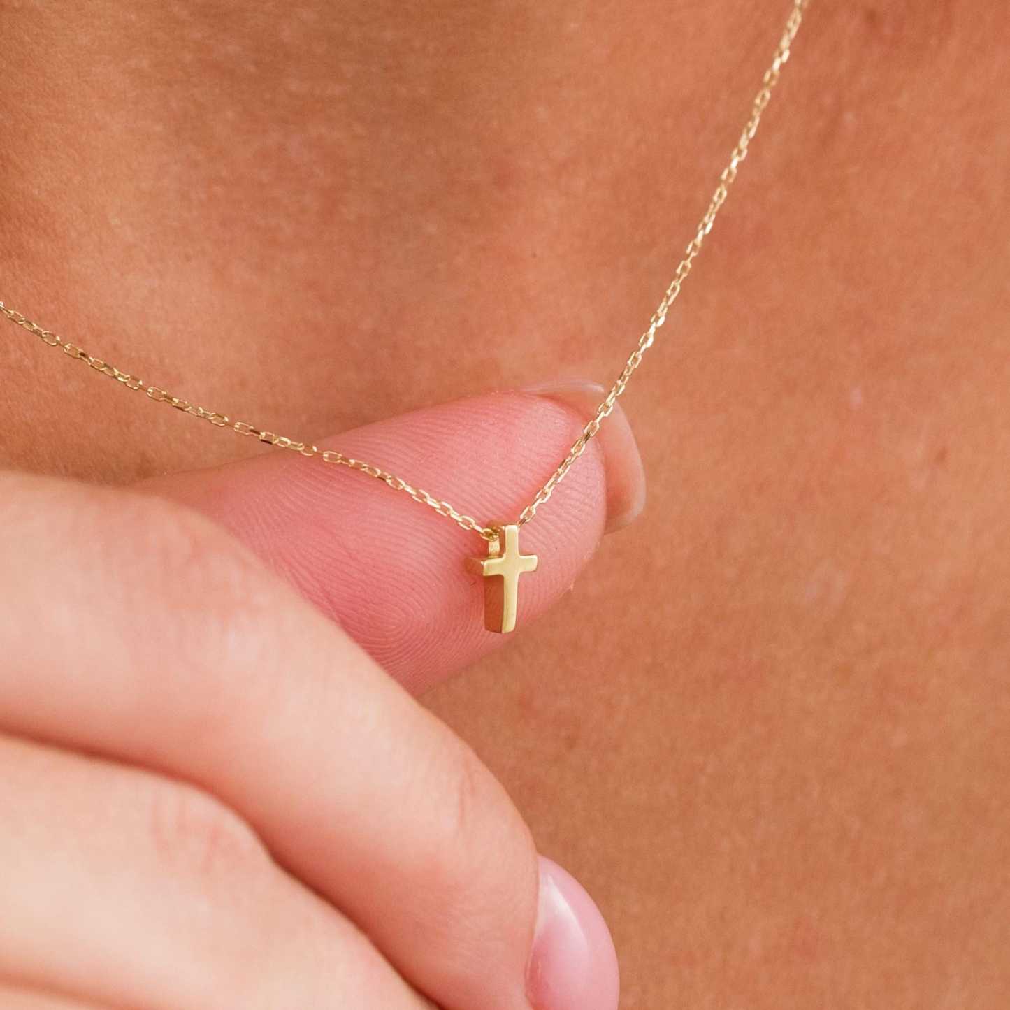 SIYAMI Dainty Cross Necklace