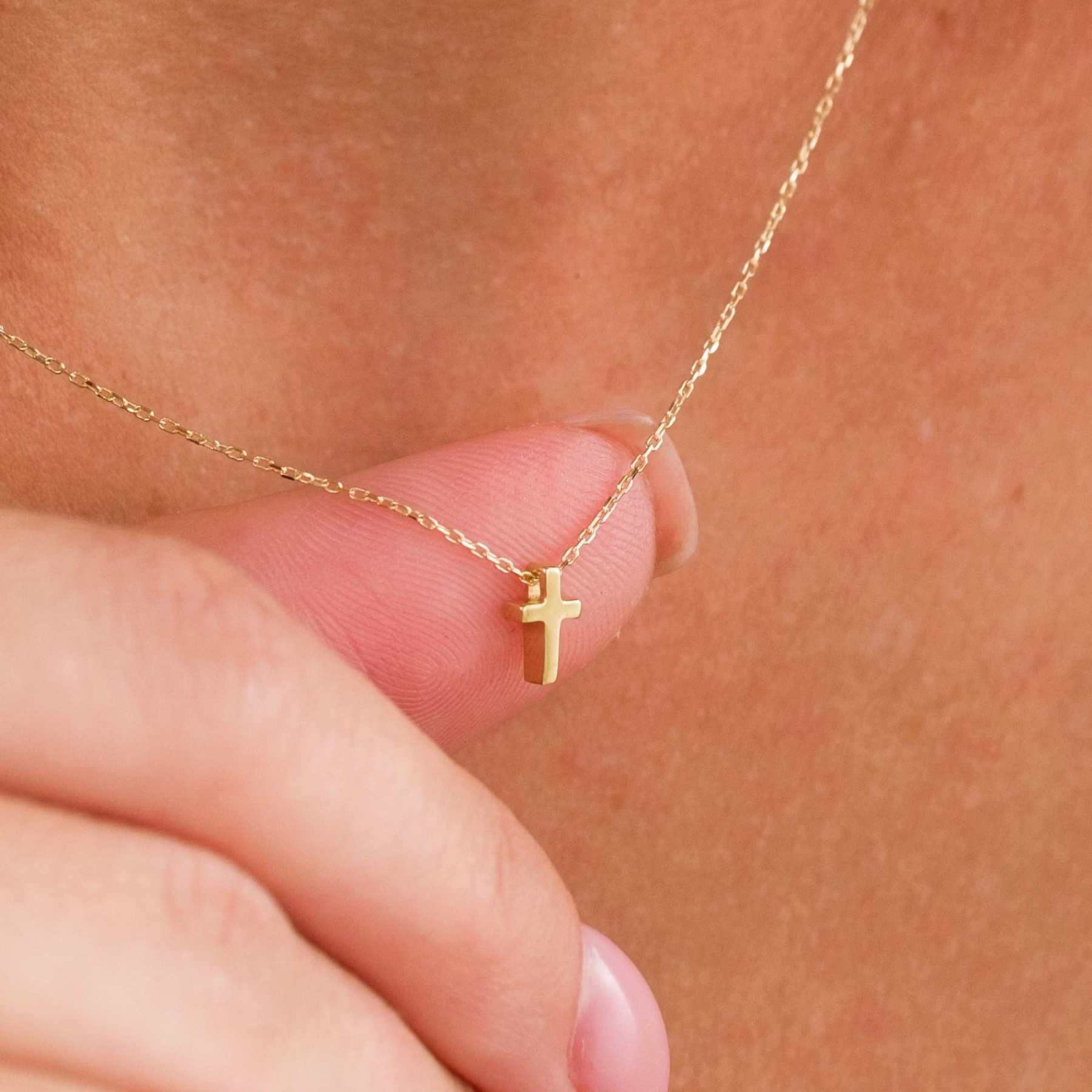 SIYAMI Dainty Cross Necklace