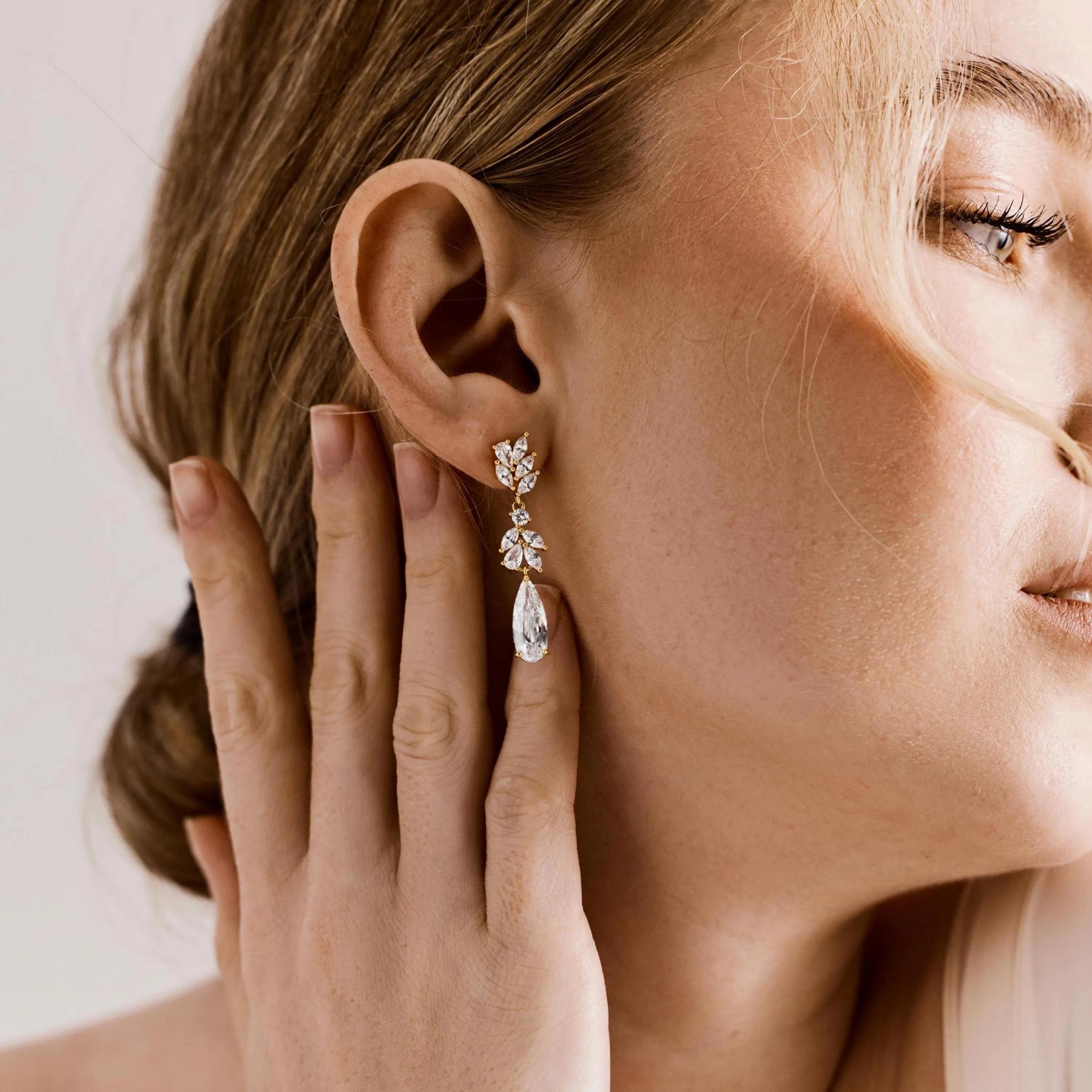 CRYSTAL DROP TEARDROP EARRINGS – VIRAL BRIDAL JEWELRY& BRIDESMAID GIFTS​