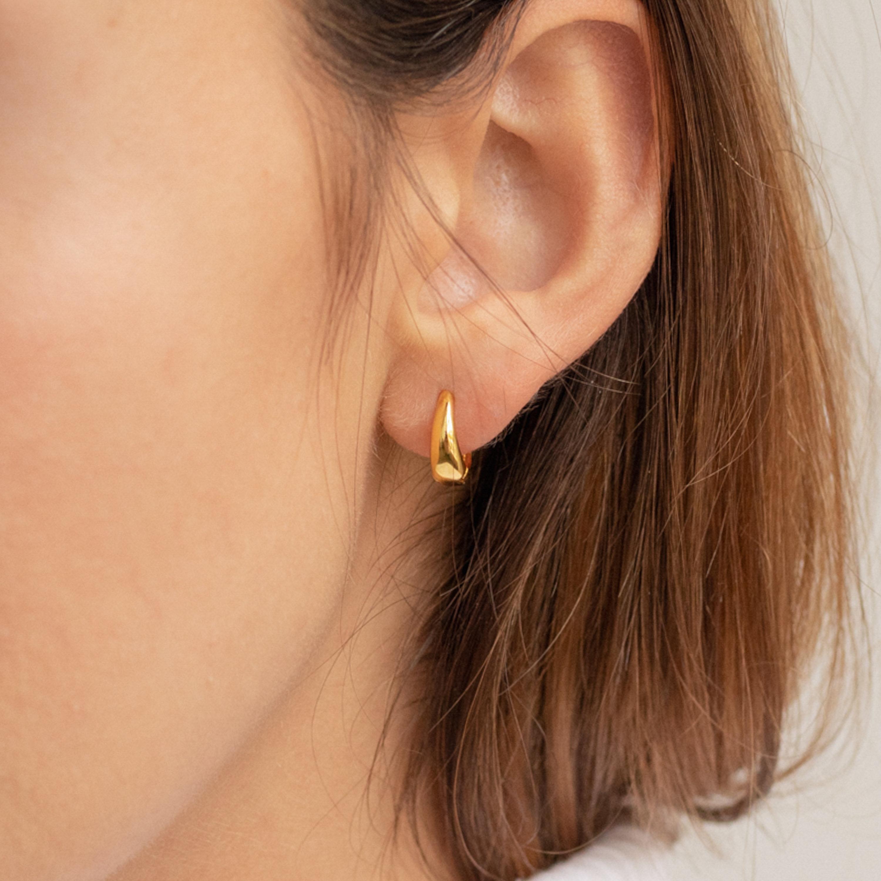 Small Huggie Hoop Earrings – Minimalist Jewelry for Everyday Wear