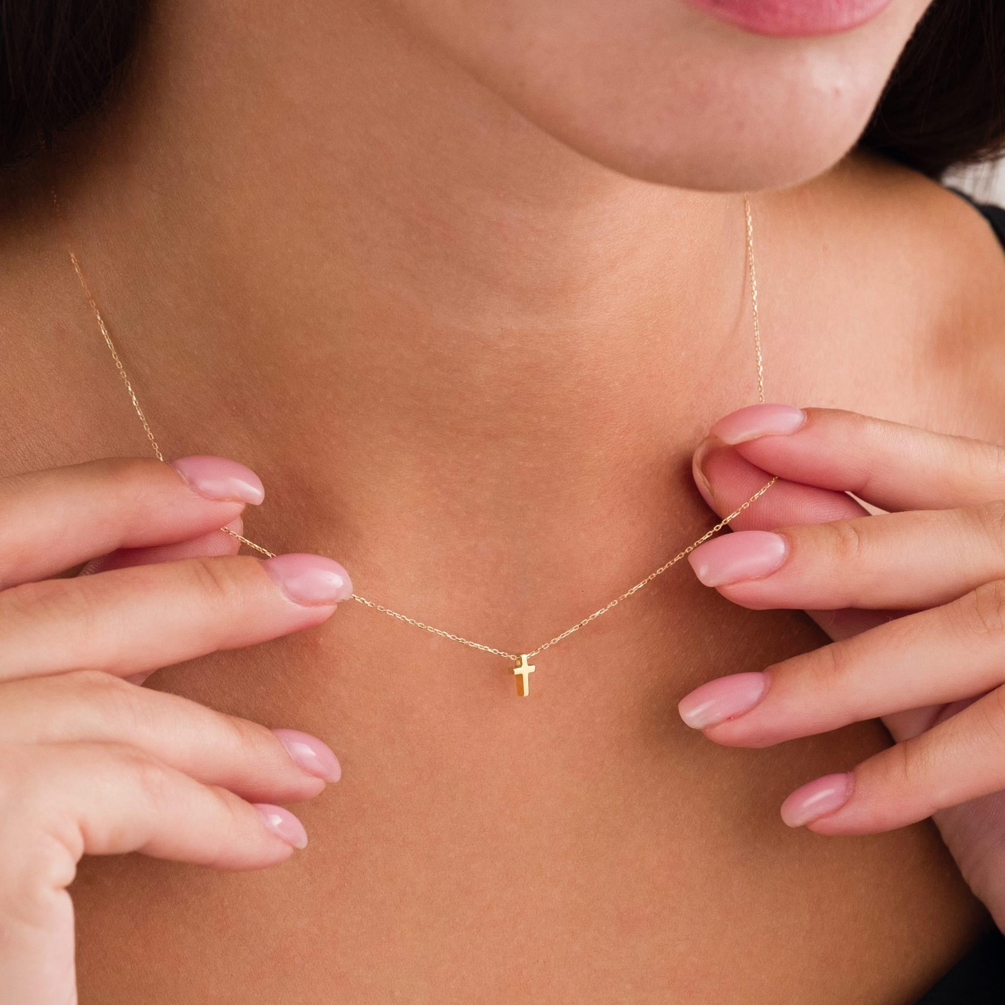 SIYAMI Dainty Cross Necklace