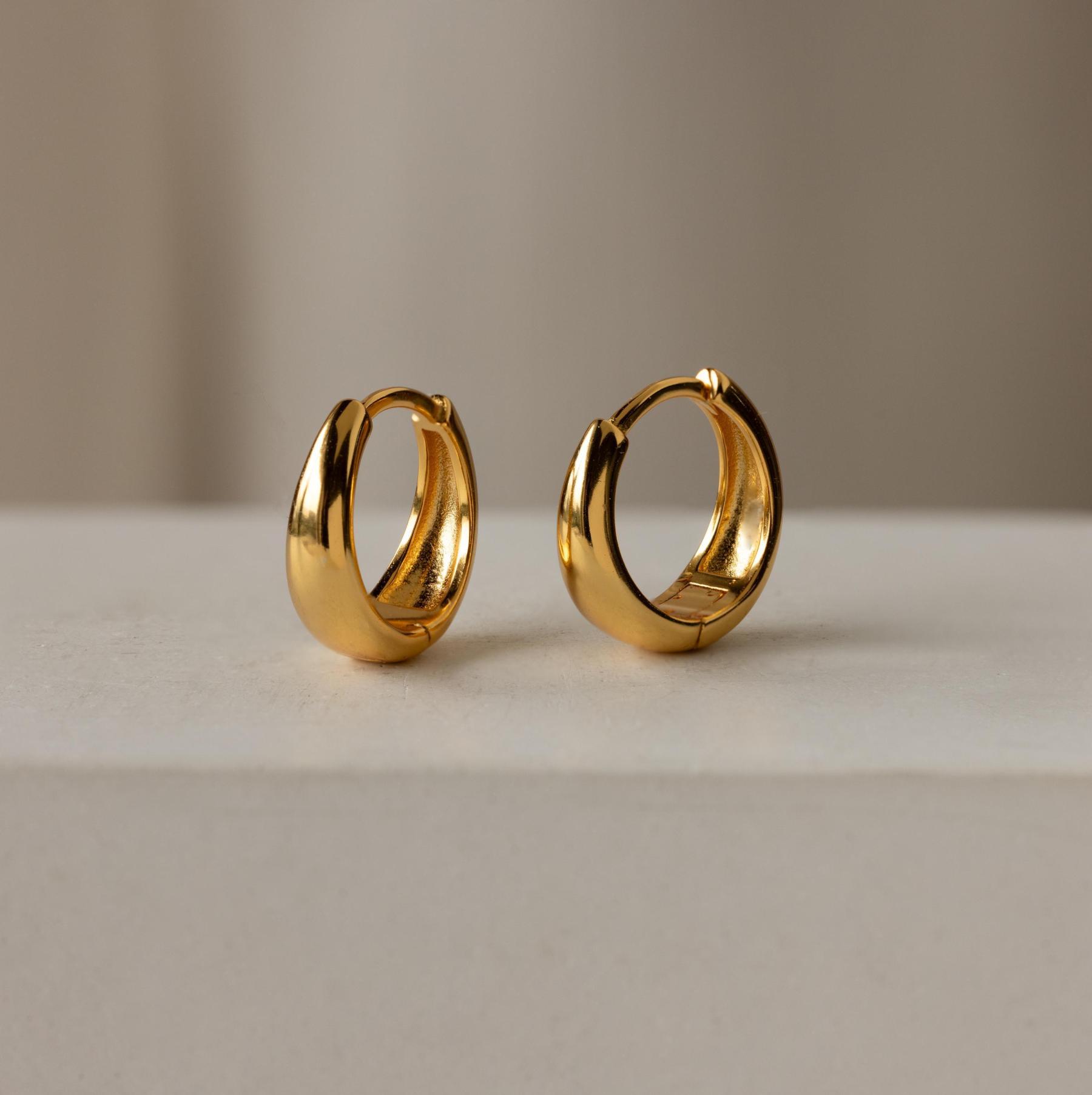 Small Huggie Hoop Earrings – Minimalist Jewelry for Everyday Wear