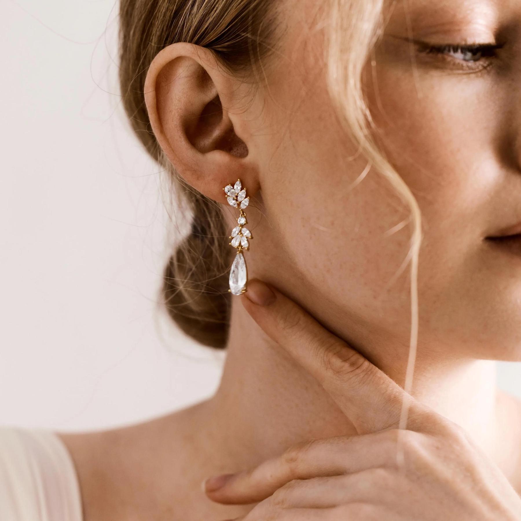 CRYSTAL DROP TEARDROP EARRINGS – VIRAL BRIDAL JEWELRY& BRIDESMAID GIFTS​