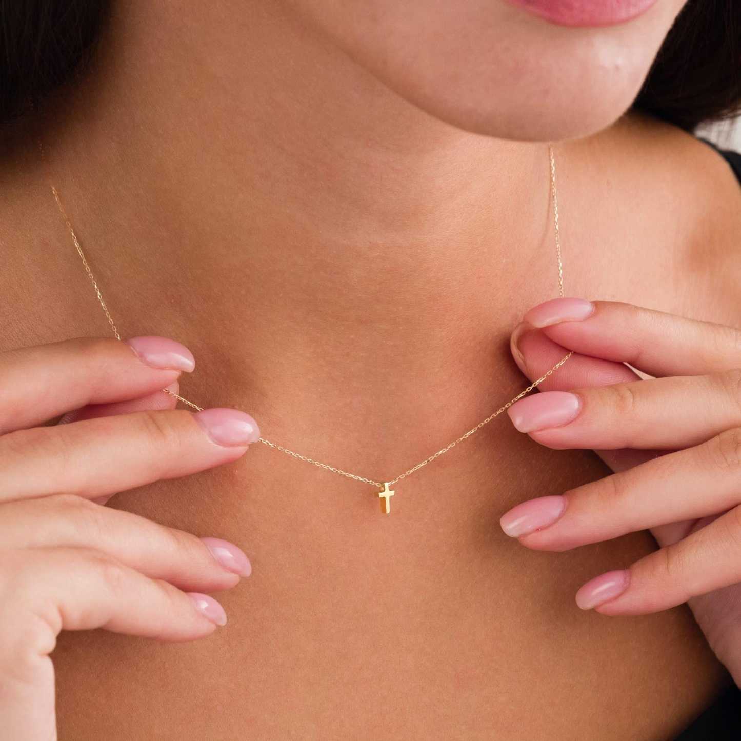 SIYAMI Dainty Cross Necklace