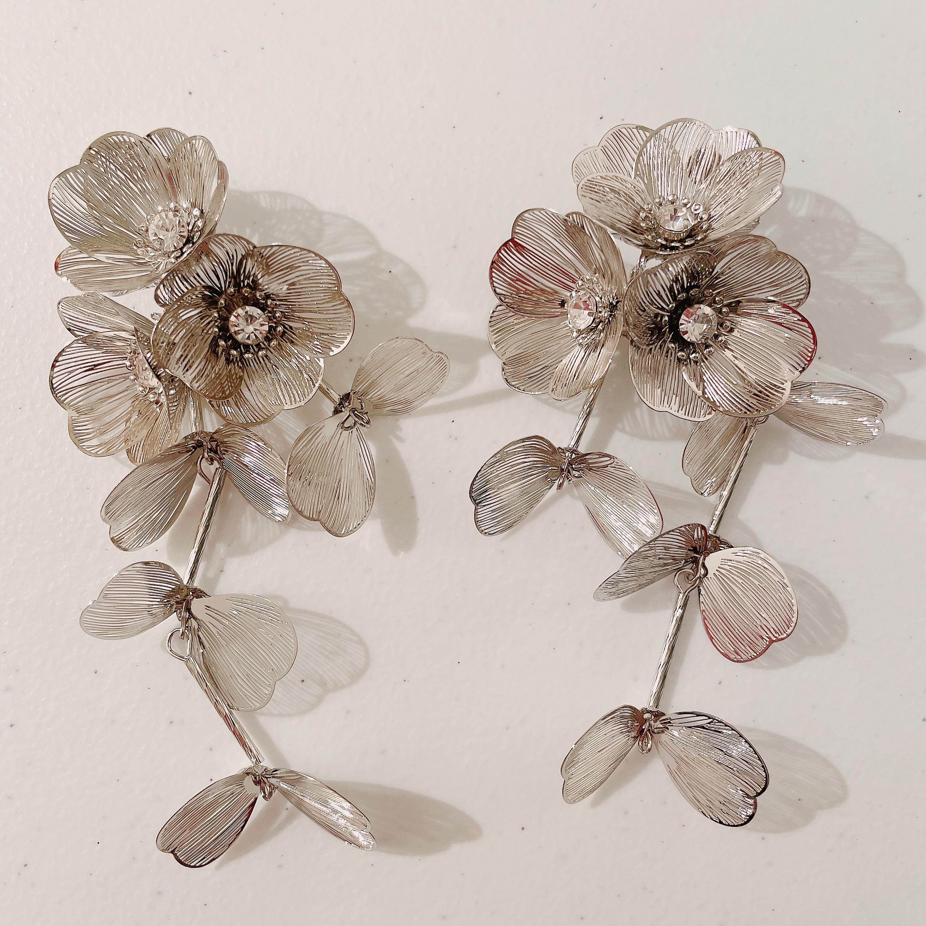 Gold Cascading Floral Earrings – Royal-Inspired Bloom Statement for Weddings & Elegant Occasions