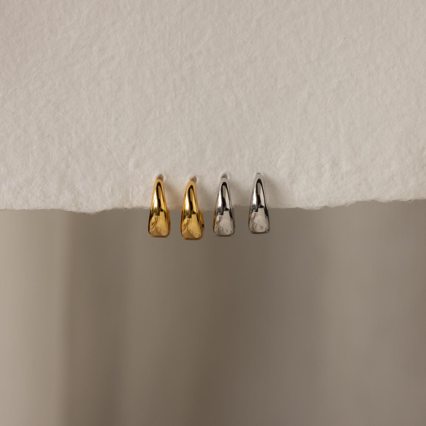 Small Huggie Hoop Earrings – Minimalist Jewelry for Everyday Wear