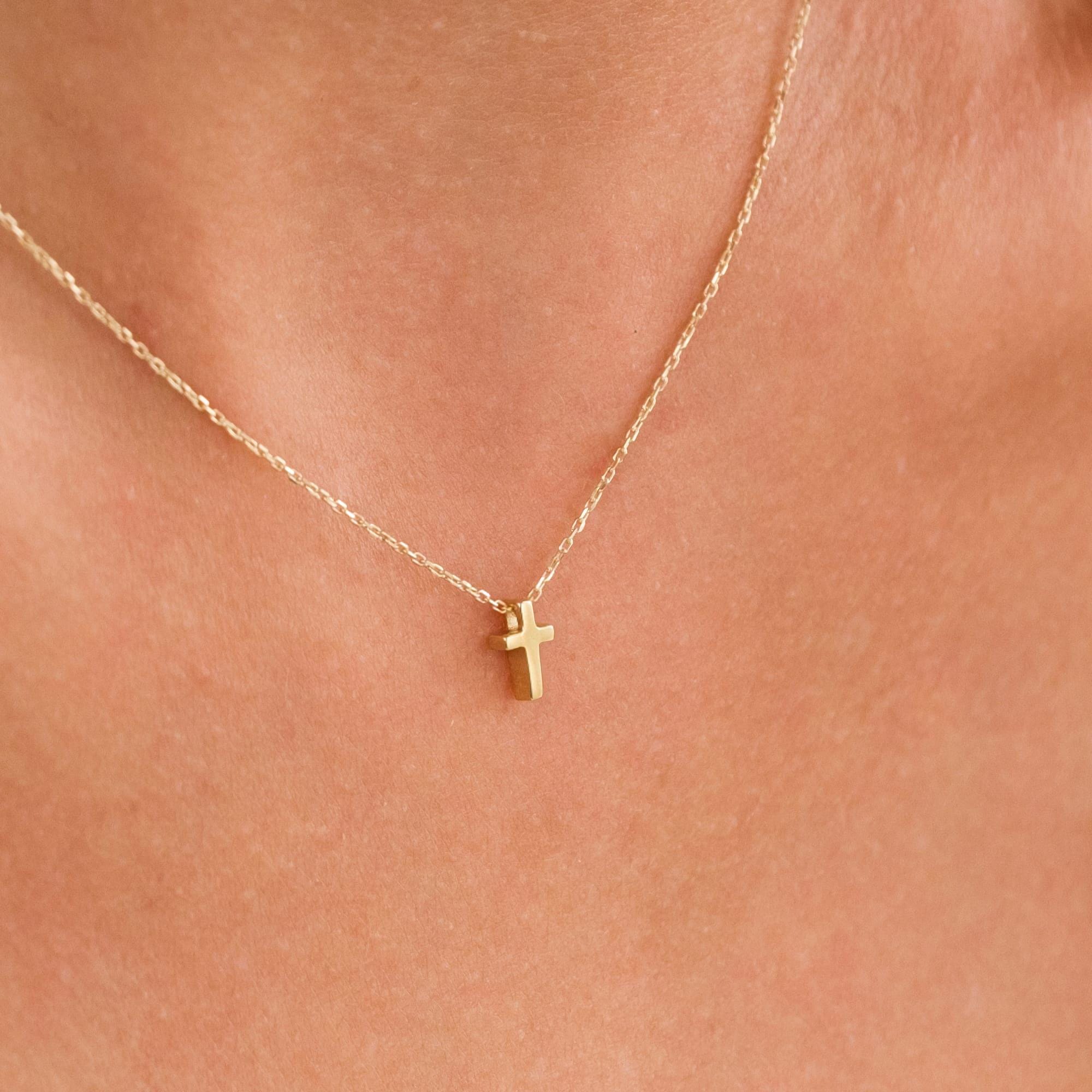 SIYAMI Dainty Cross Necklace