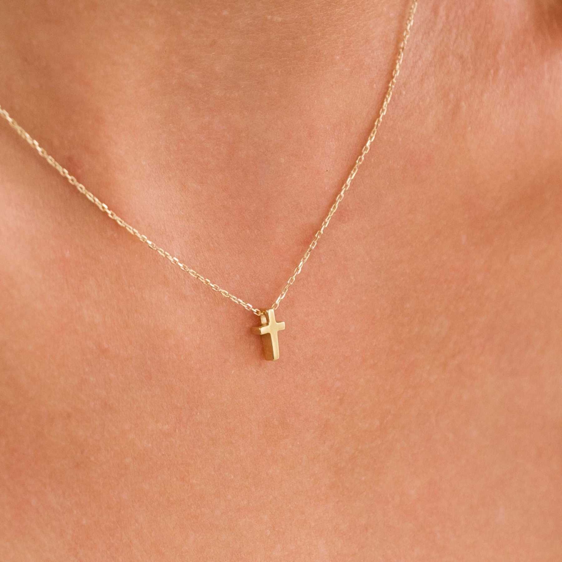 SIYAMI Dainty Cross Necklace