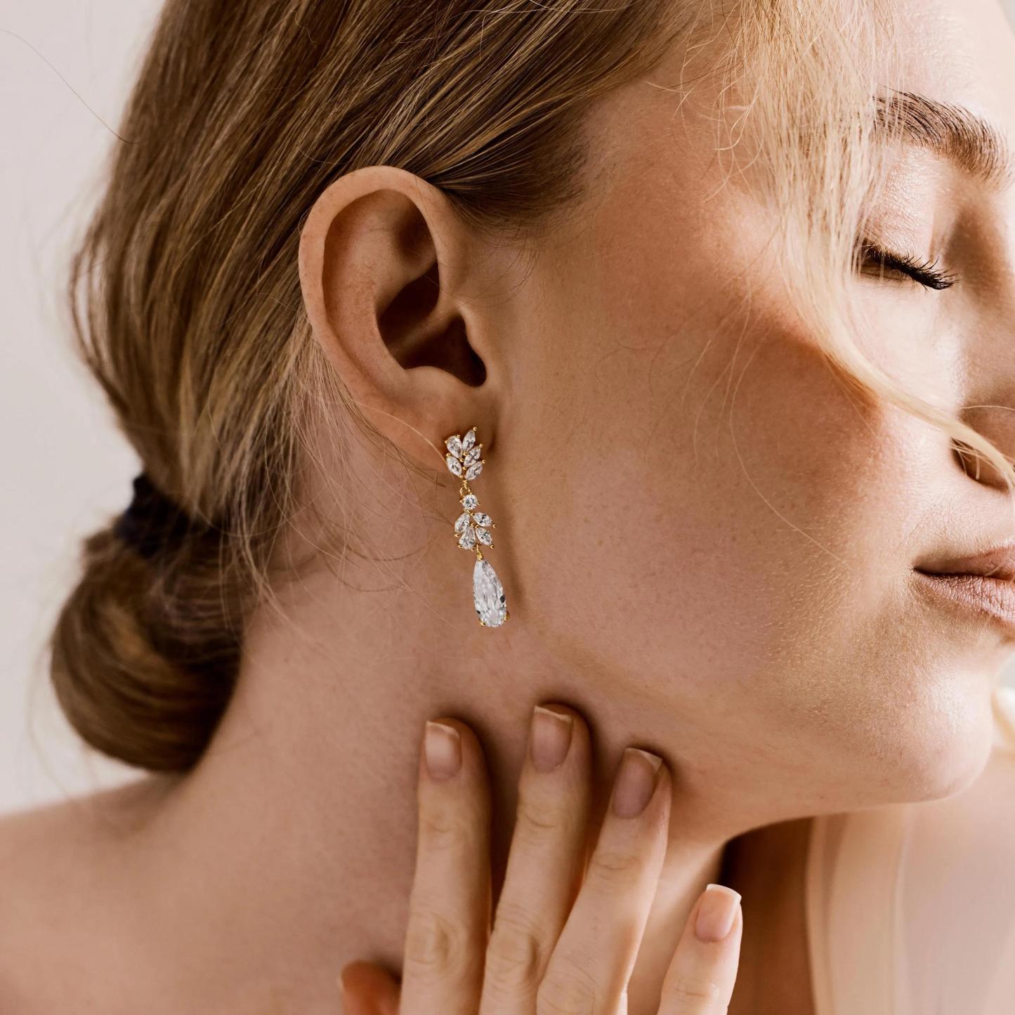 CRYSTAL DROP TEARDROP EARRINGS – VIRAL BRIDAL JEWELRY& BRIDESMAID GIFTS​