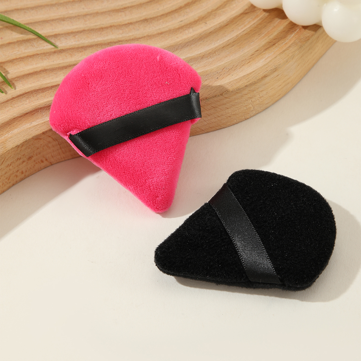 Mixed Color Triangle Fan Puff 1pc Black 1pc Red