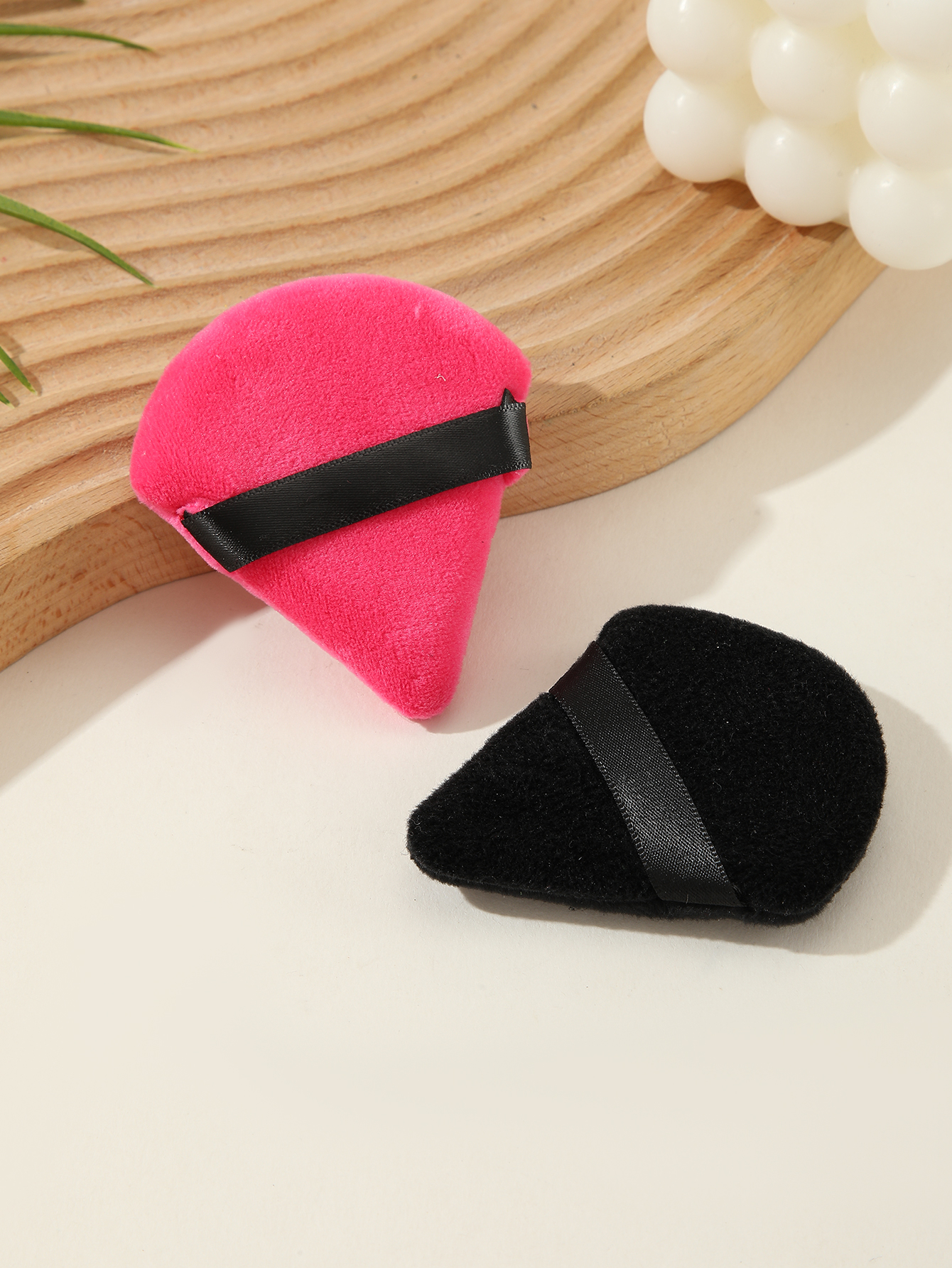 Mixed Color Triangle Fan Puff 1pc Black 1pc Red