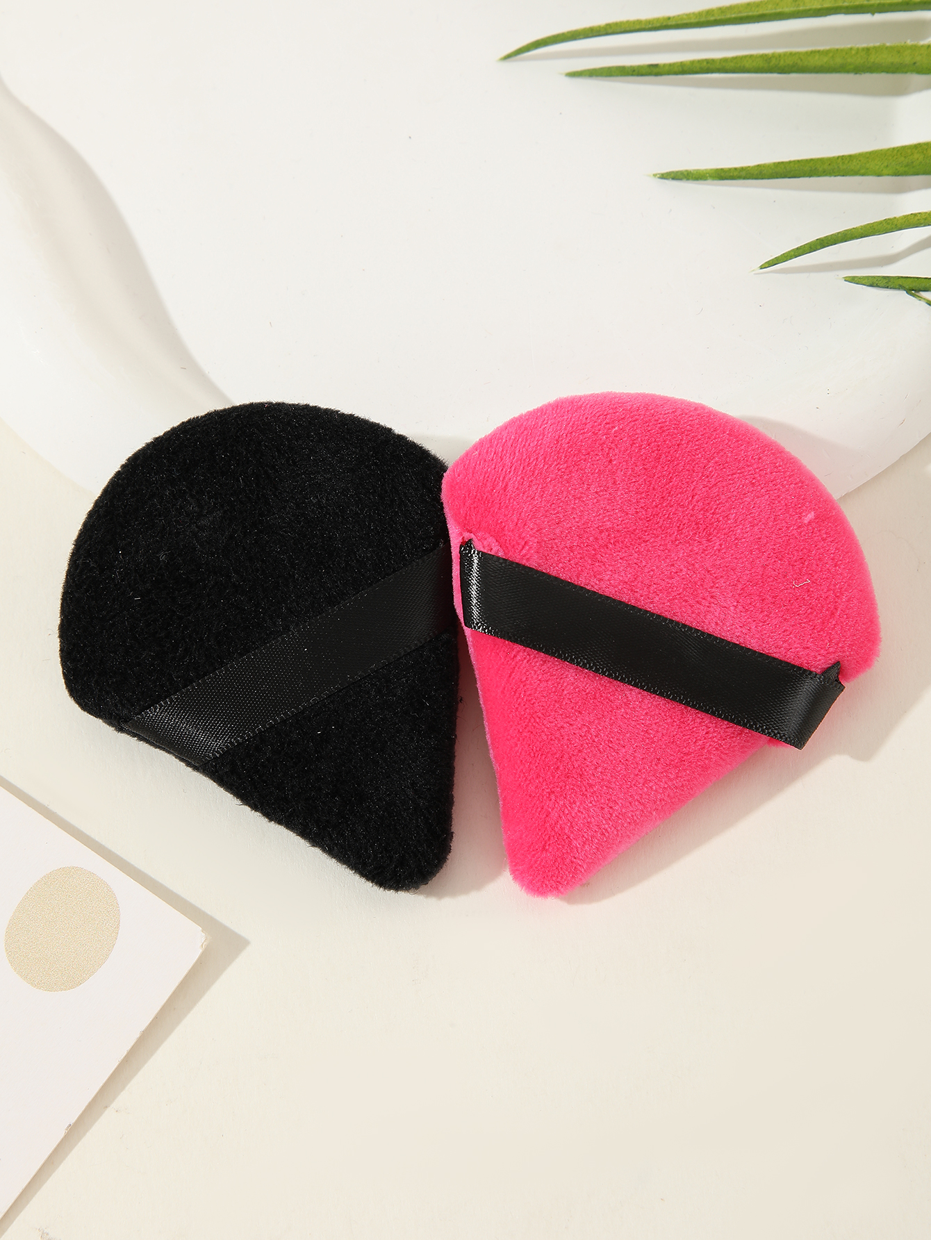Mixed Color Triangle Fan Puff 1pc Black 1pc Red