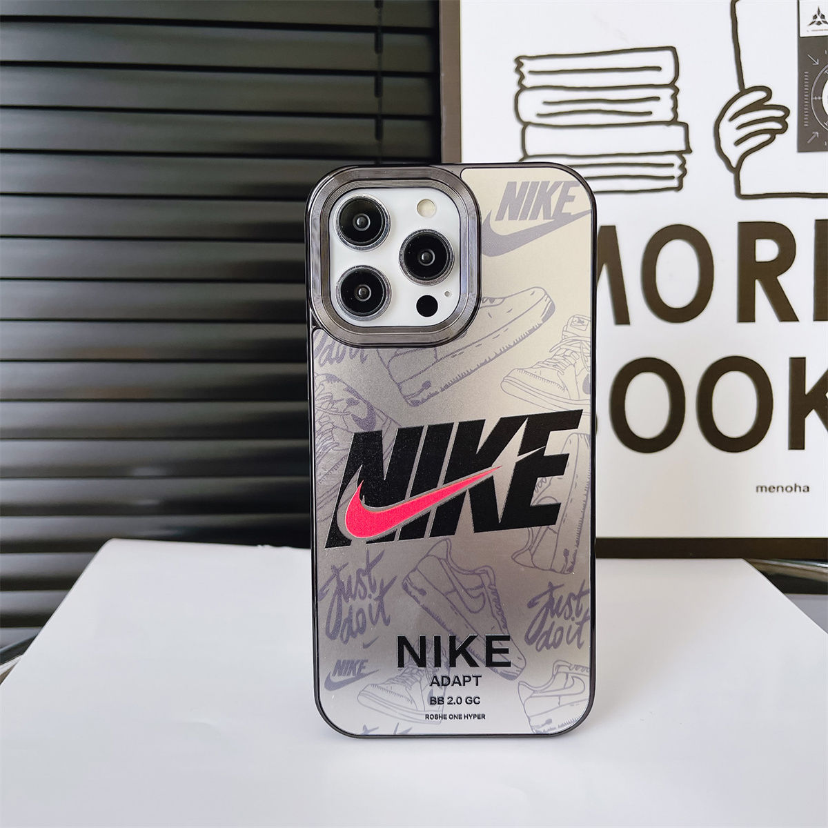 Husă pentru iPhone cu cârlig la modă, textură fibră de carbon, mată