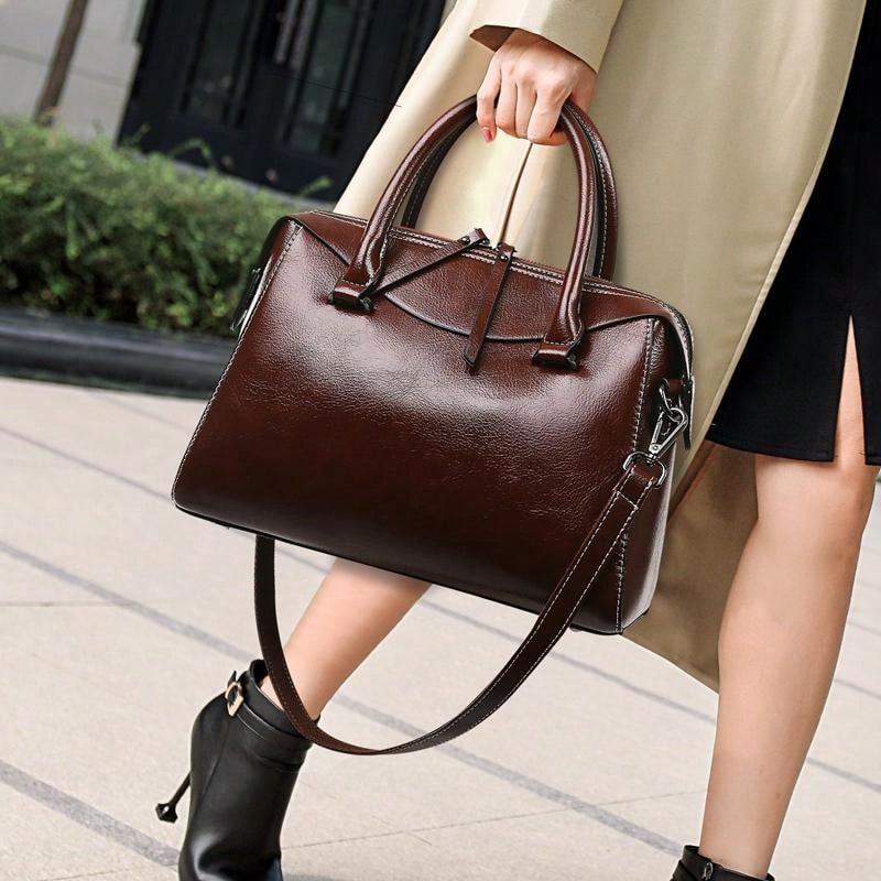 A retro brown leather handbag with double zippers, large capacity, simple space, European and American style, arm-in-arm on one shoulder, suitable for women's daily dating gifts.