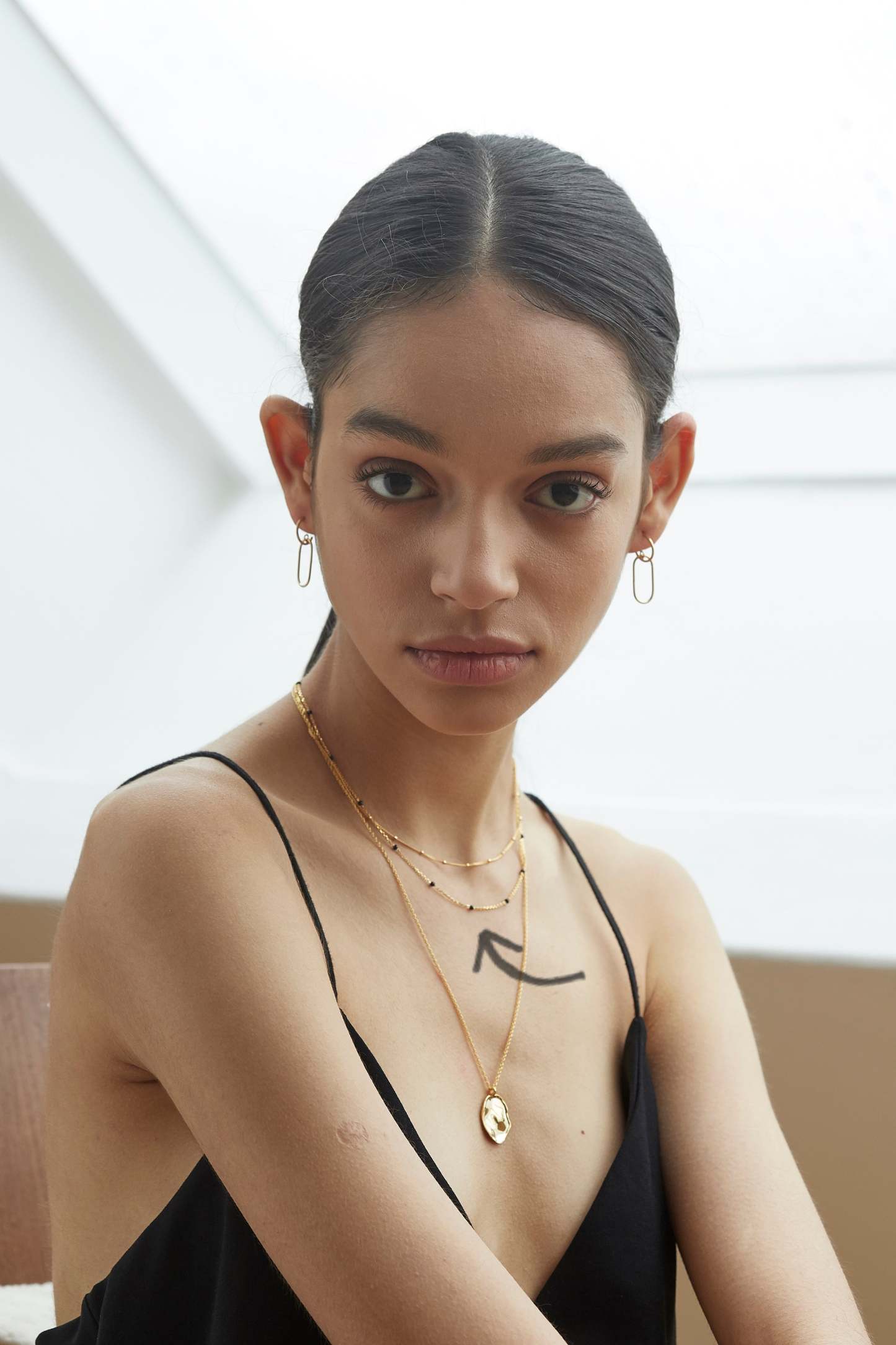 Black spinel relay necklace