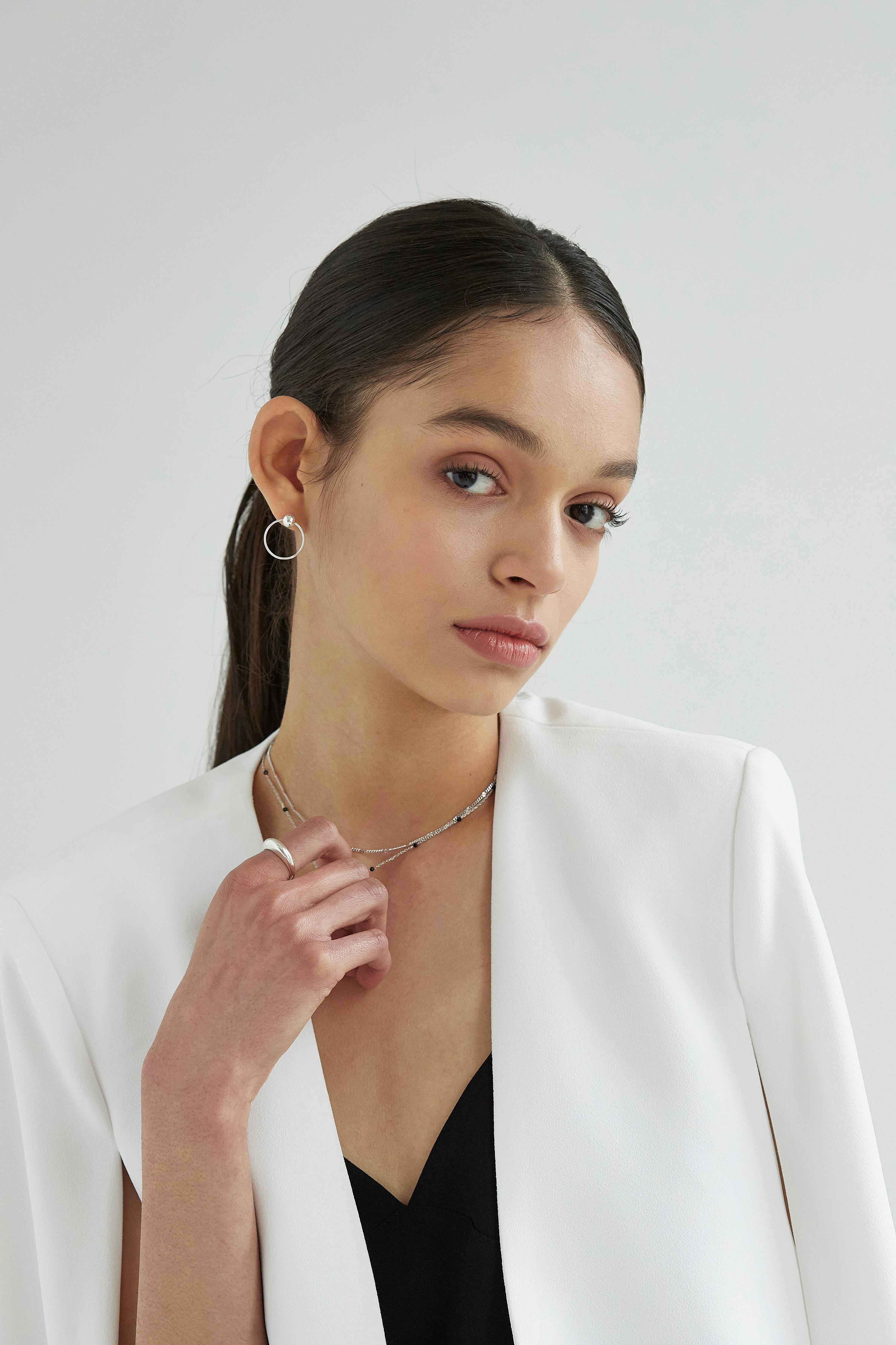 Black spinel relay necklace