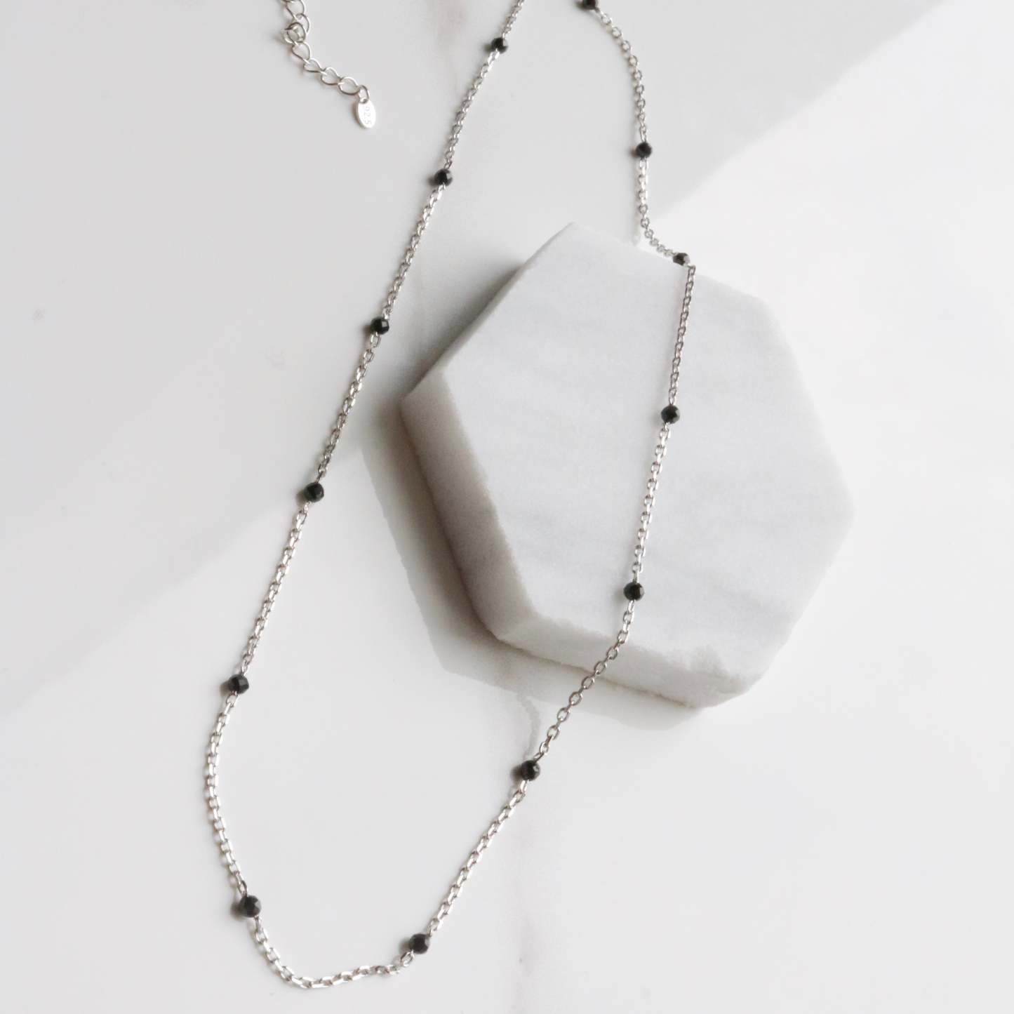 Black spinel relay necklace