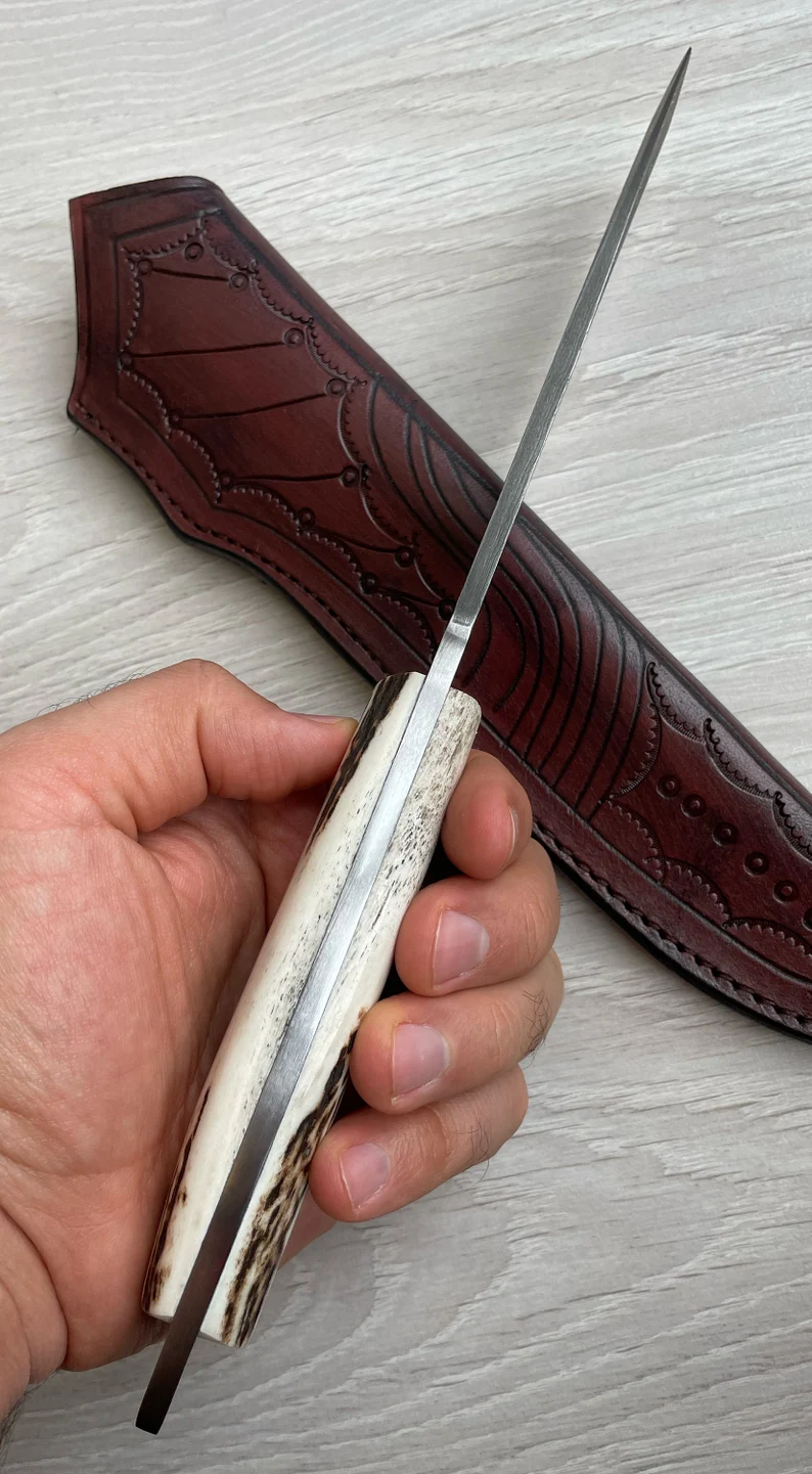 Ένα γνήσιο μαχαίρι Damascus Bowie, με κέρατο ελαφιού και λαβή σφενδάμου, 150 στρώσεις σφυρηλάτησης, χειροποίητο από σιδηρουργό.