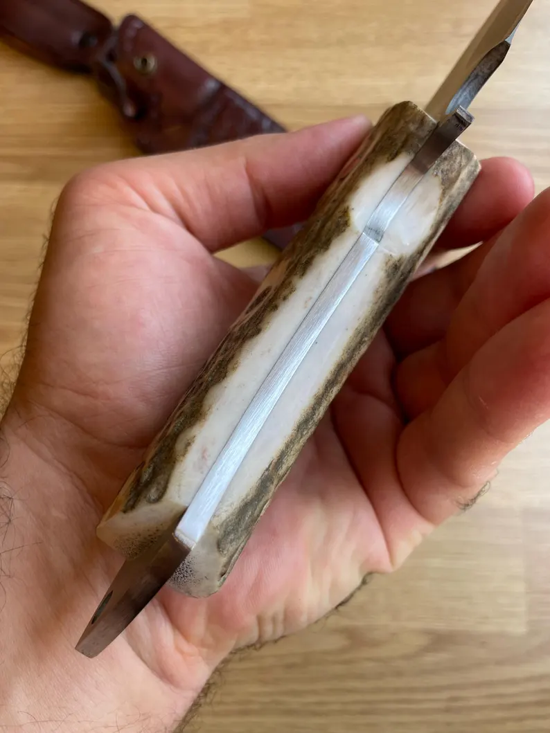 Ručno izrađeno od kovača - oštrica od ugljičnog čelika 1075, drška od jelenjeg roga - nož za kampiranje - lovački nož