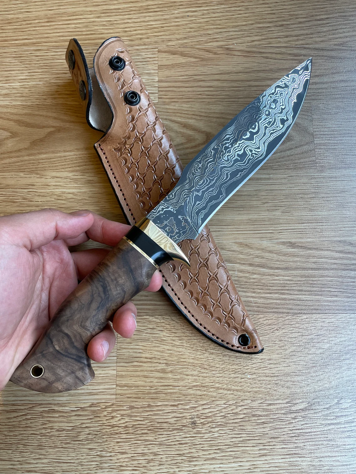 Autentični damaščanski Bowie nož s drškom od oraha i ebanovine - ručno izrađen kovački lovački nož