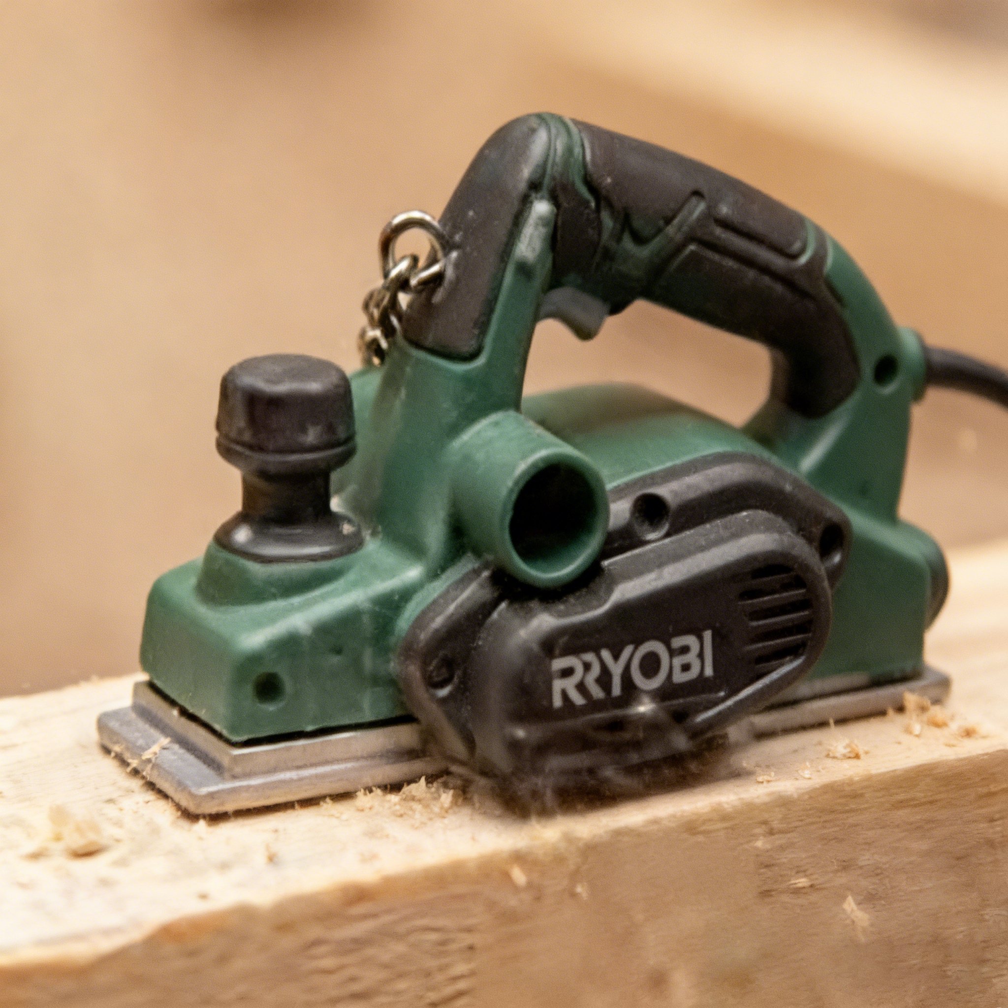 🔑 Μπρελόκ RYOBI Mini Sander – Λεπτομέρειες στην τσέπη σας