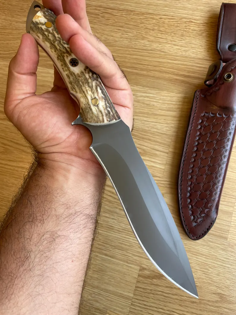 Ručno izrađeno od kovača - oštrica od ugljičnog čelika 1075, drška od jelenjeg roga - nož za kampiranje - lovački nož