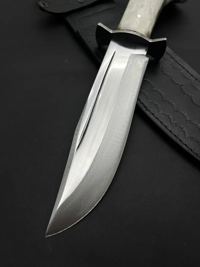 Ručno kovani čelični Bowie nož: drška od jelenjeg roga, kožna korica