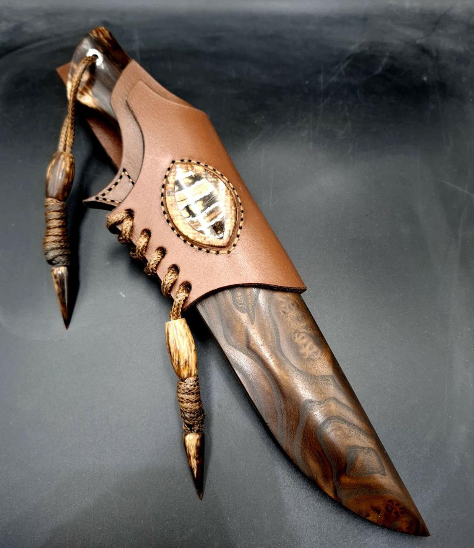 Χειροποίητο ατσάλινο μαχαίρι M390 – Σταθεροποιημένη ξύλινη λαβή, θήκη από ξύλο ελιάς