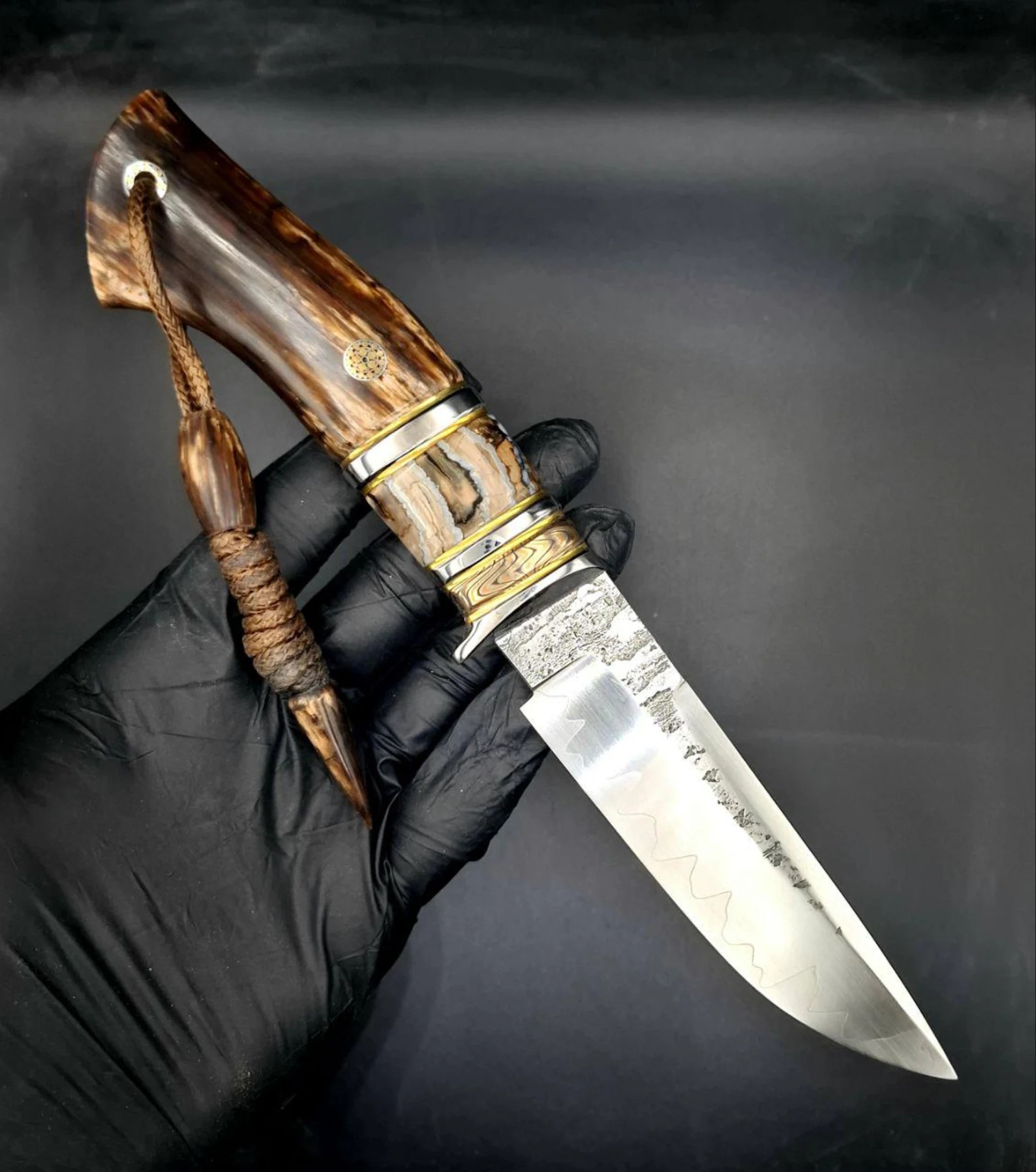 Χειροποίητο ατσάλινο μαχαίρι M390 – Σταθεροποιημένη ξύλινη λαβή, θήκη από ξύλο ελιάς