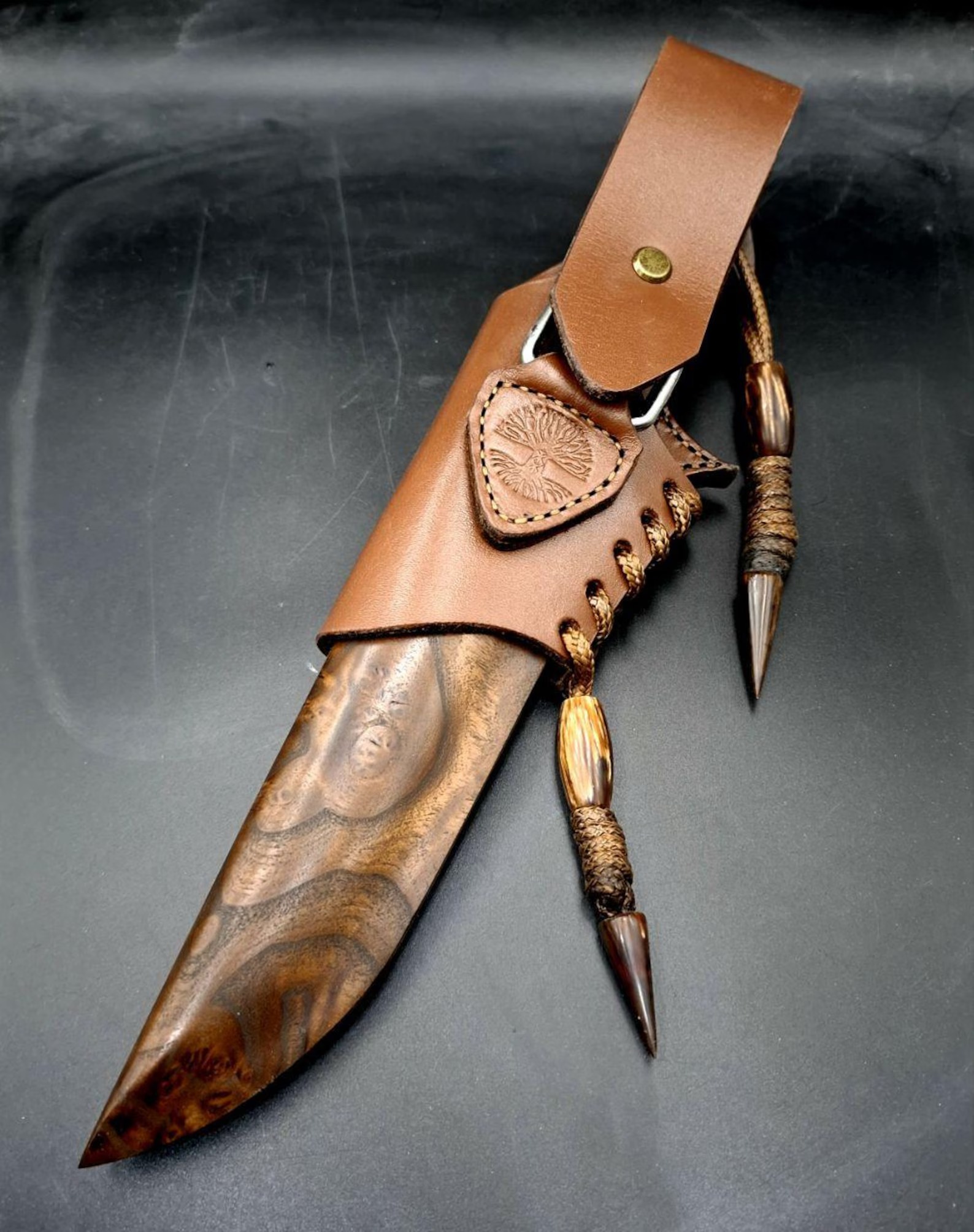 Χειροποίητο ατσάλινο μαχαίρι M390 – Σταθεροποιημένη ξύλινη λαβή, θήκη από ξύλο ελιάς