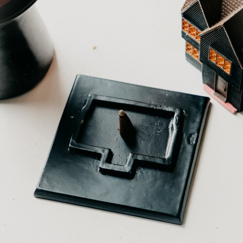 Handcrafted Haunted House Incense Burner – Cozy Autumn & Halloween Decor