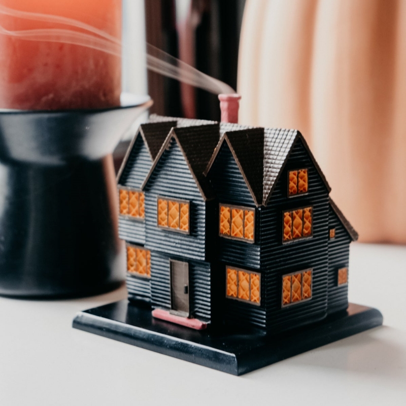 Handcrafted Haunted House Incense Burner – Cozy Autumn & Halloween Decor