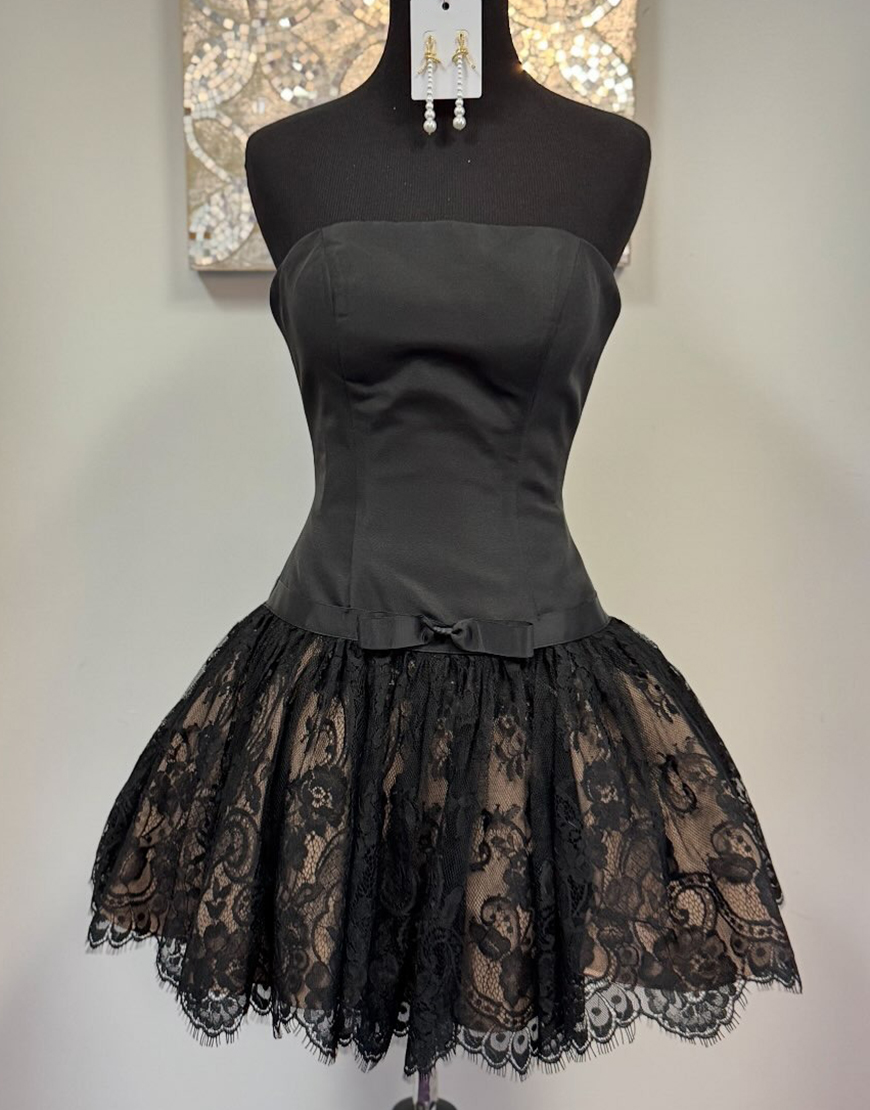 Elegant Black A-Line Strapless Lace Short Homecoming Dress