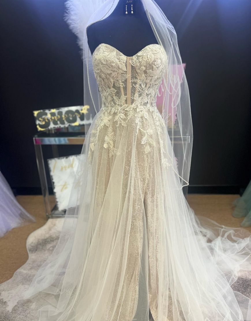 A-Line Sweetheart Neckline Tulle Wedding Dress With Appliques