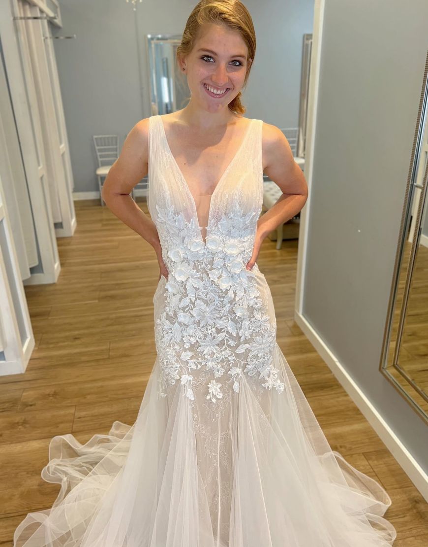 Romantic Mermaid Deep V-Neck Tulle Wedding Dress With Appliques