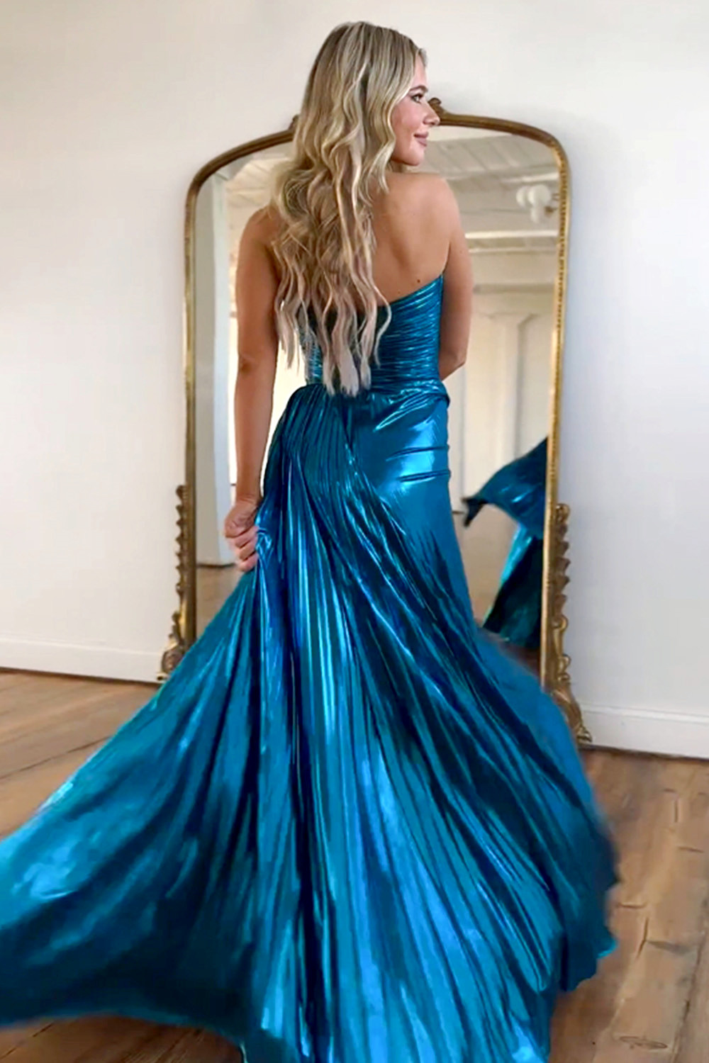 Berlinnova Women Stylish Peacock Blue Long Prom Dress A-Line Sweetheart Long Metallic Gala Dress With Slit