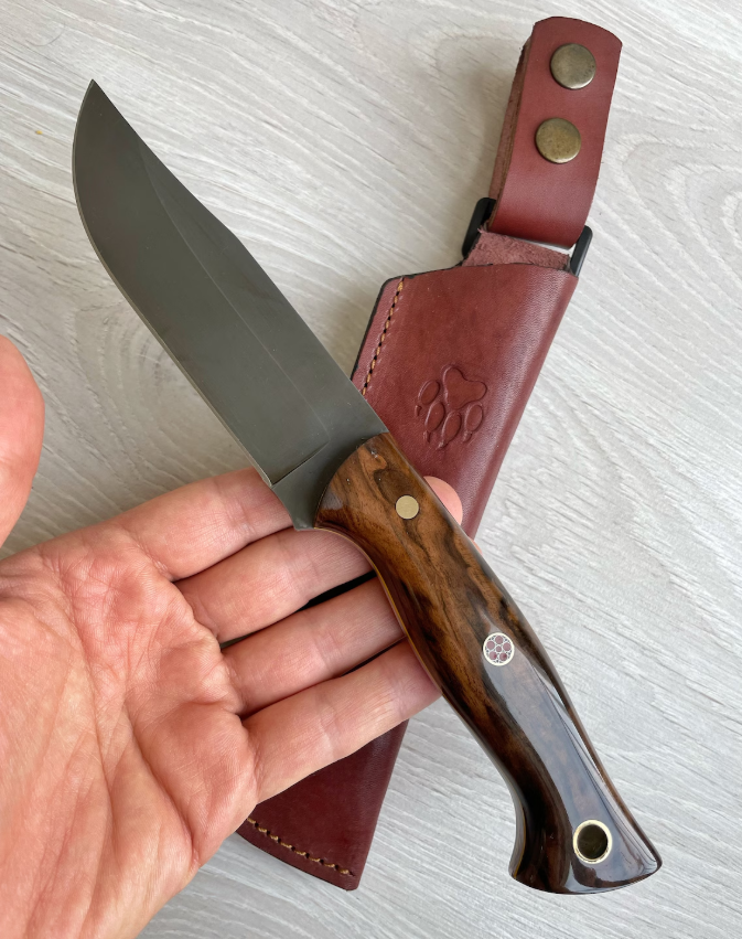 Bowie kés, 1075-ös szénacél pengével, diófa nyéllel, polírozott felülettel, teljes tanggal és bőrtokkal.