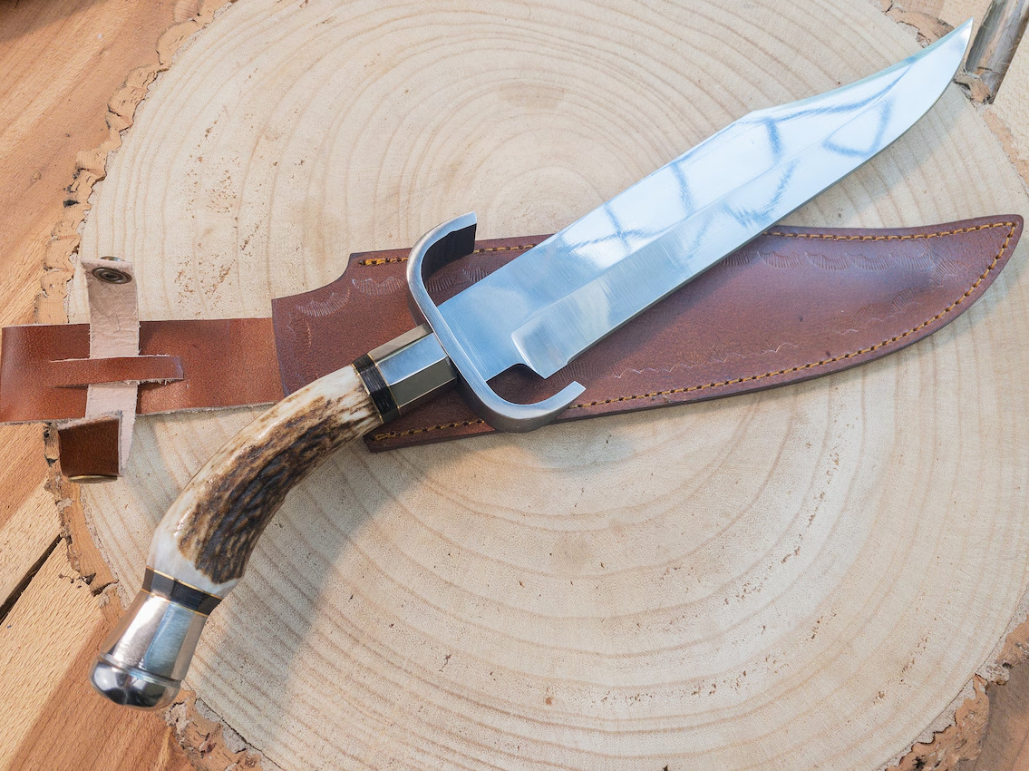 Bowie vadászkés szarvasaganccsal, kézzel kovácsolt 1085 acélból, szarvasagancs nyéllel.