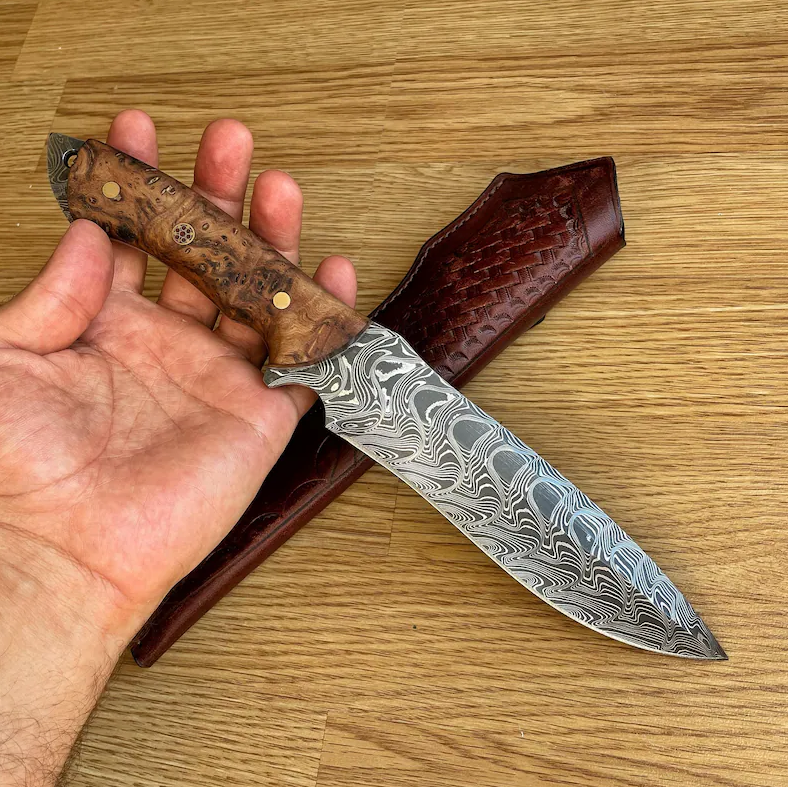 Eredeti damaszkuszi Bowie kés gesztenyefa nyéllel, 150 rétegű kovácsolással, kézzel készített kovácsművésszel. Ár