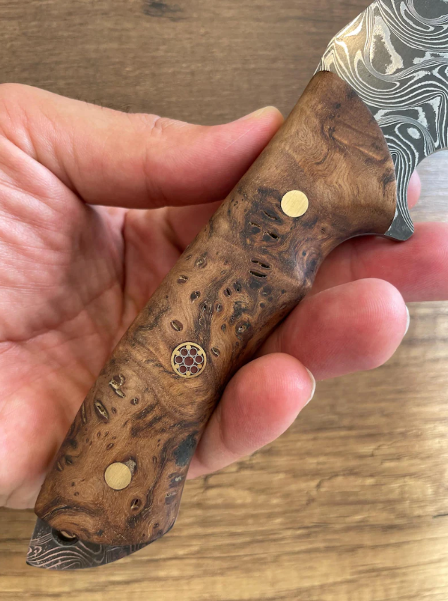 Eredeti damaszkuszi Bowie kés gesztenyefa nyéllel, 150 rétegű kovácsolással, kézzel készített kovácsművésszel. Ár